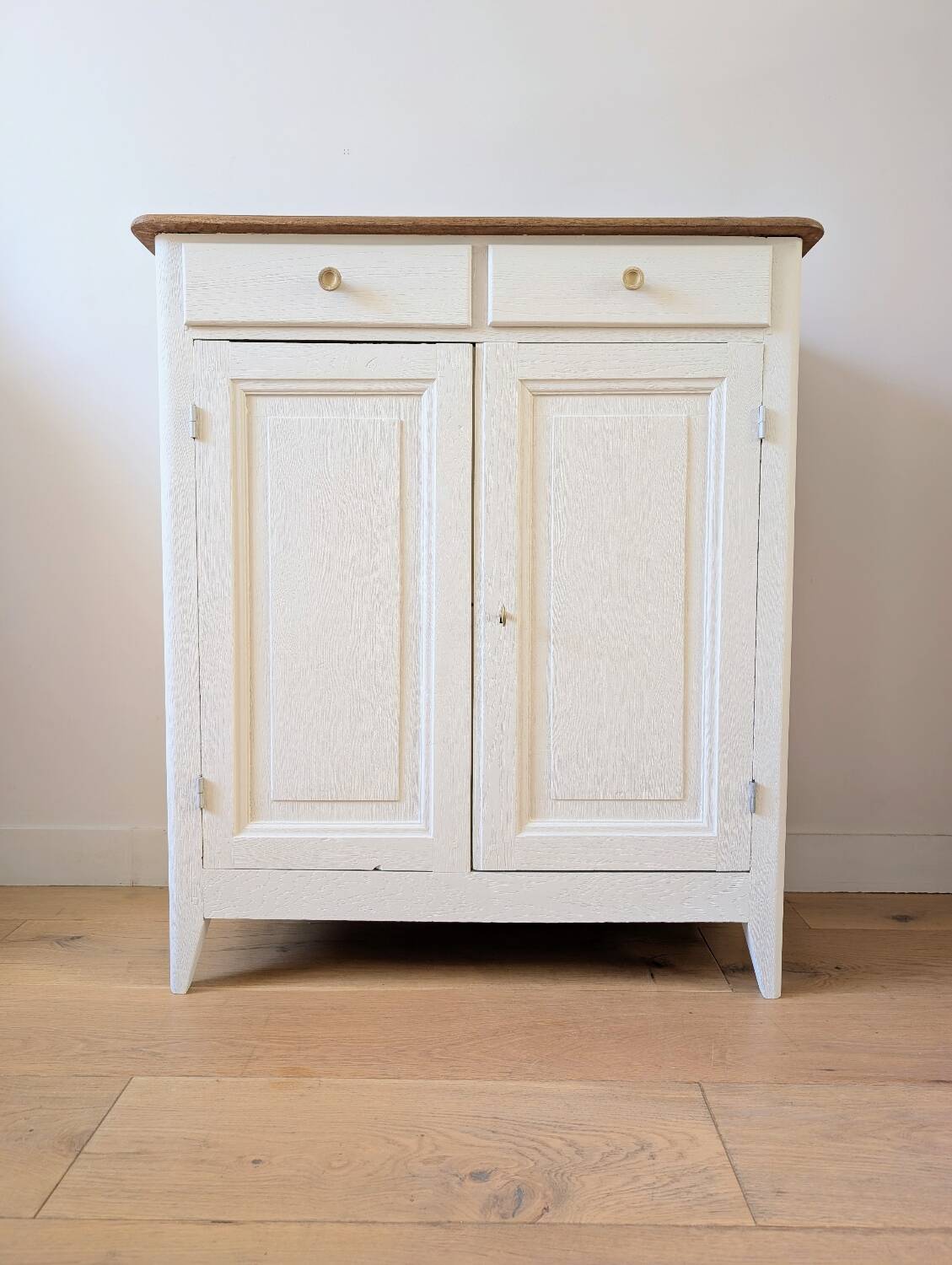 Retro chic Parisian buffet