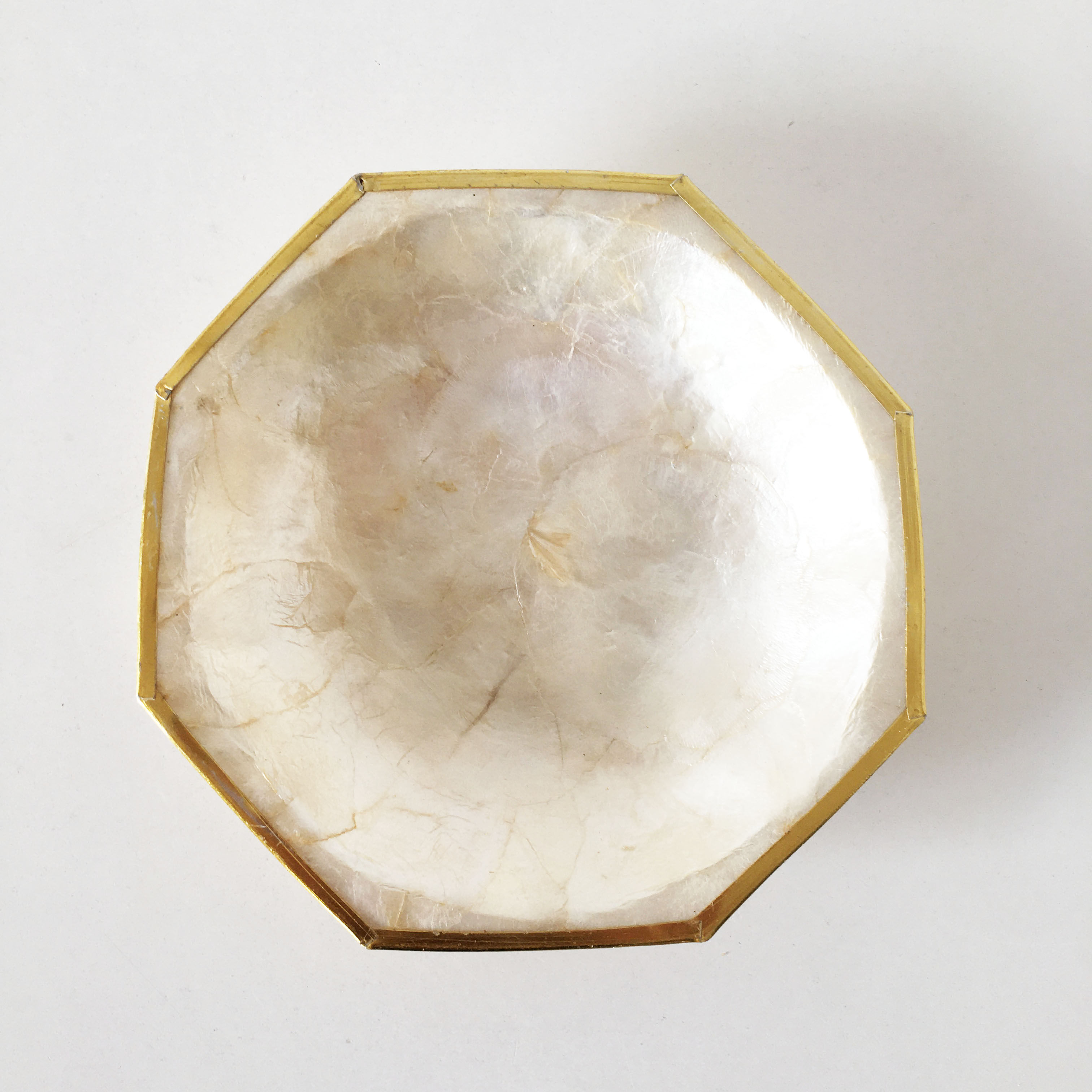 Vintage cup in mother-of-pearl and gold ledé