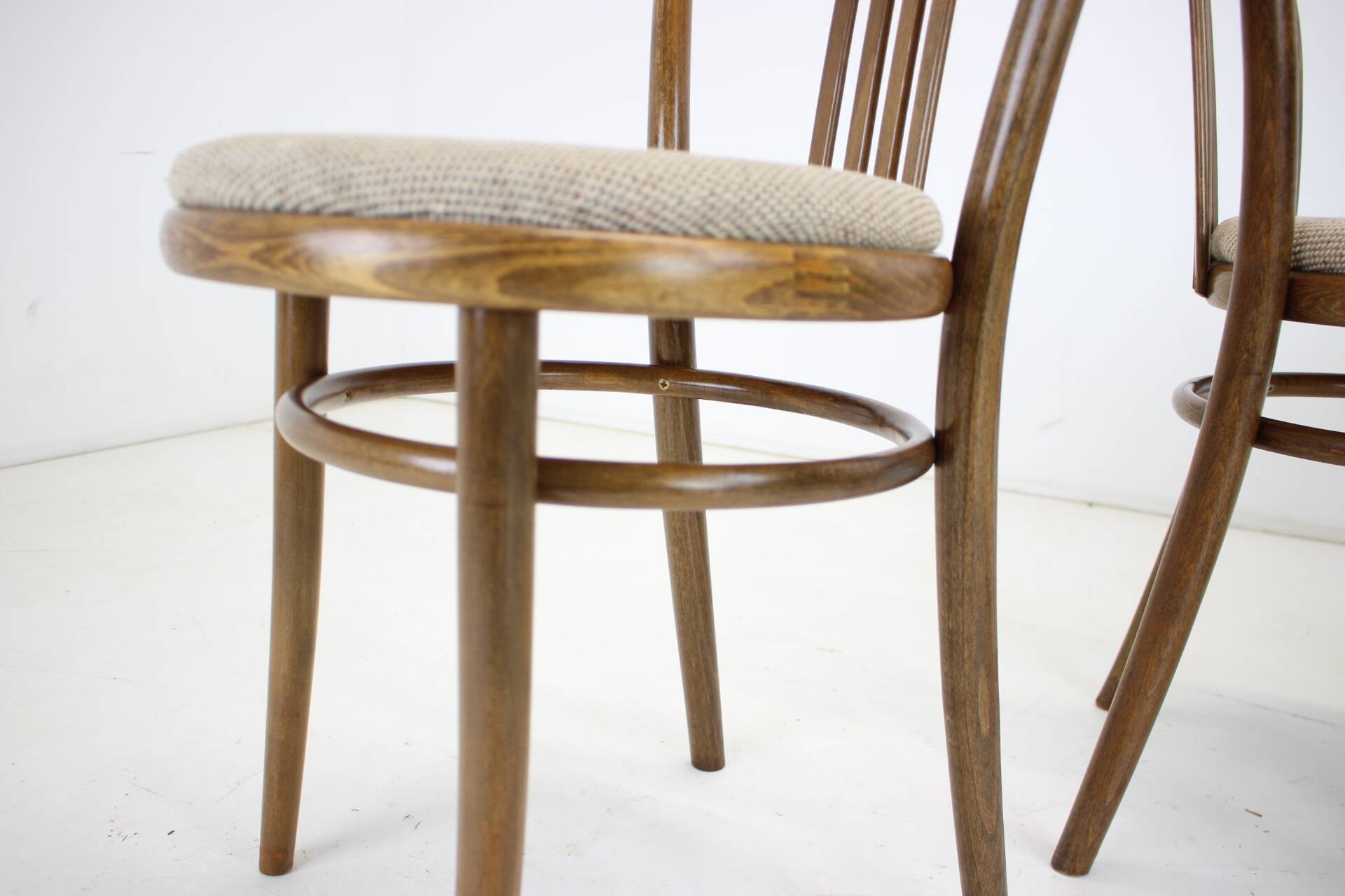 Ensemble de quatre chaises de salle à manger par TON, 1994