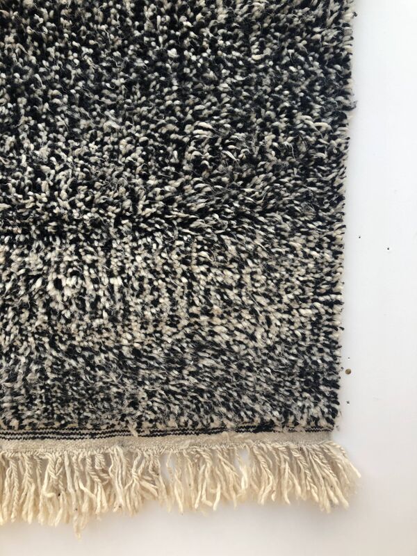 Tapis berbère marocain Beni Ouarain moucheté noir et blanc 1,86x1,21m