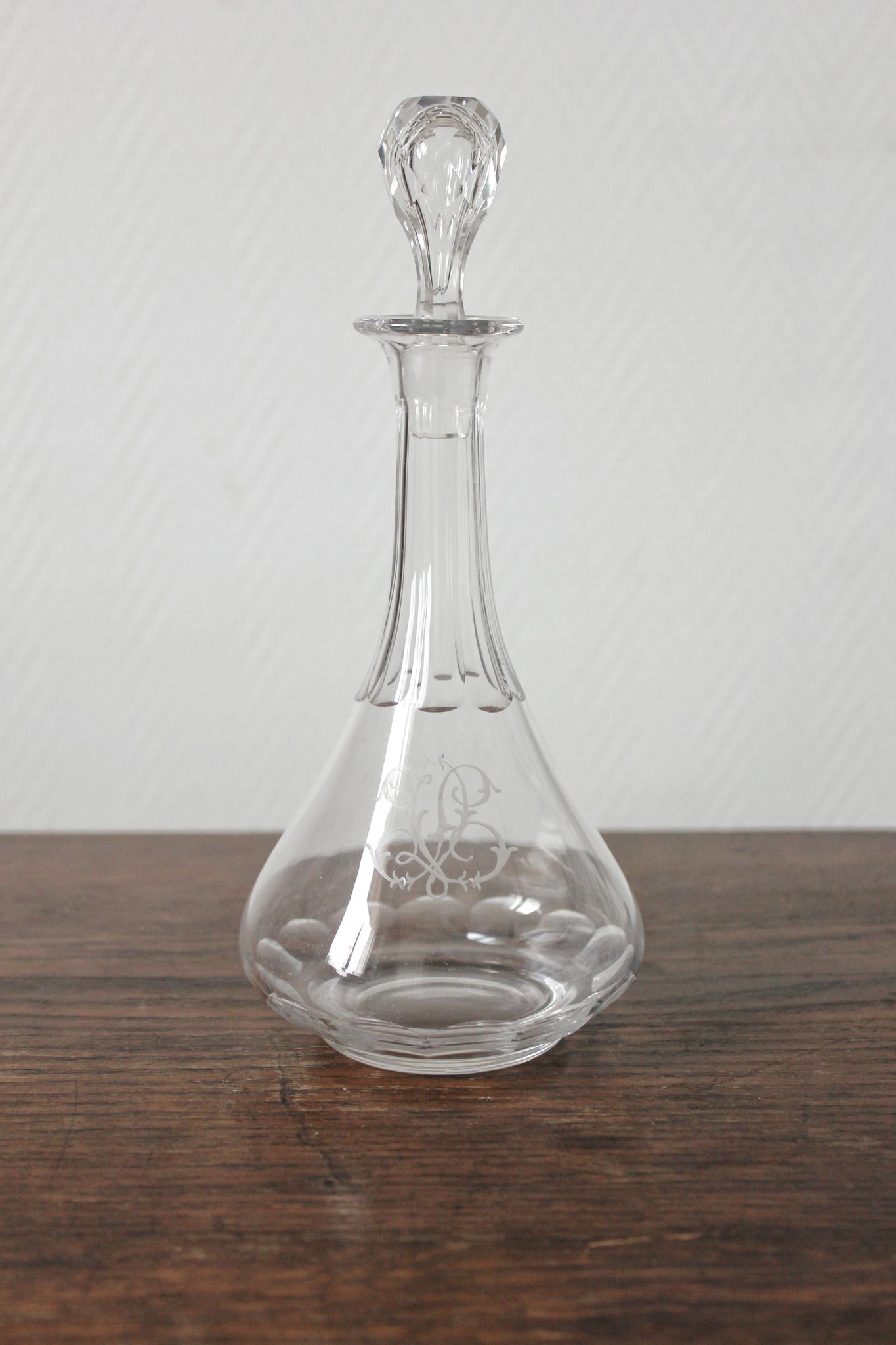 Carafe à liqueur ancienne en cristal monogramme gravé et côtes plates