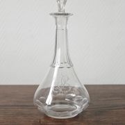Carafe à liqueur ancienne en cristal monogramme gravé et côtes plates