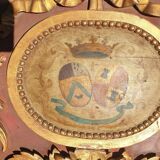 Monumentale fronton, bas relief en bois sculpté laqué