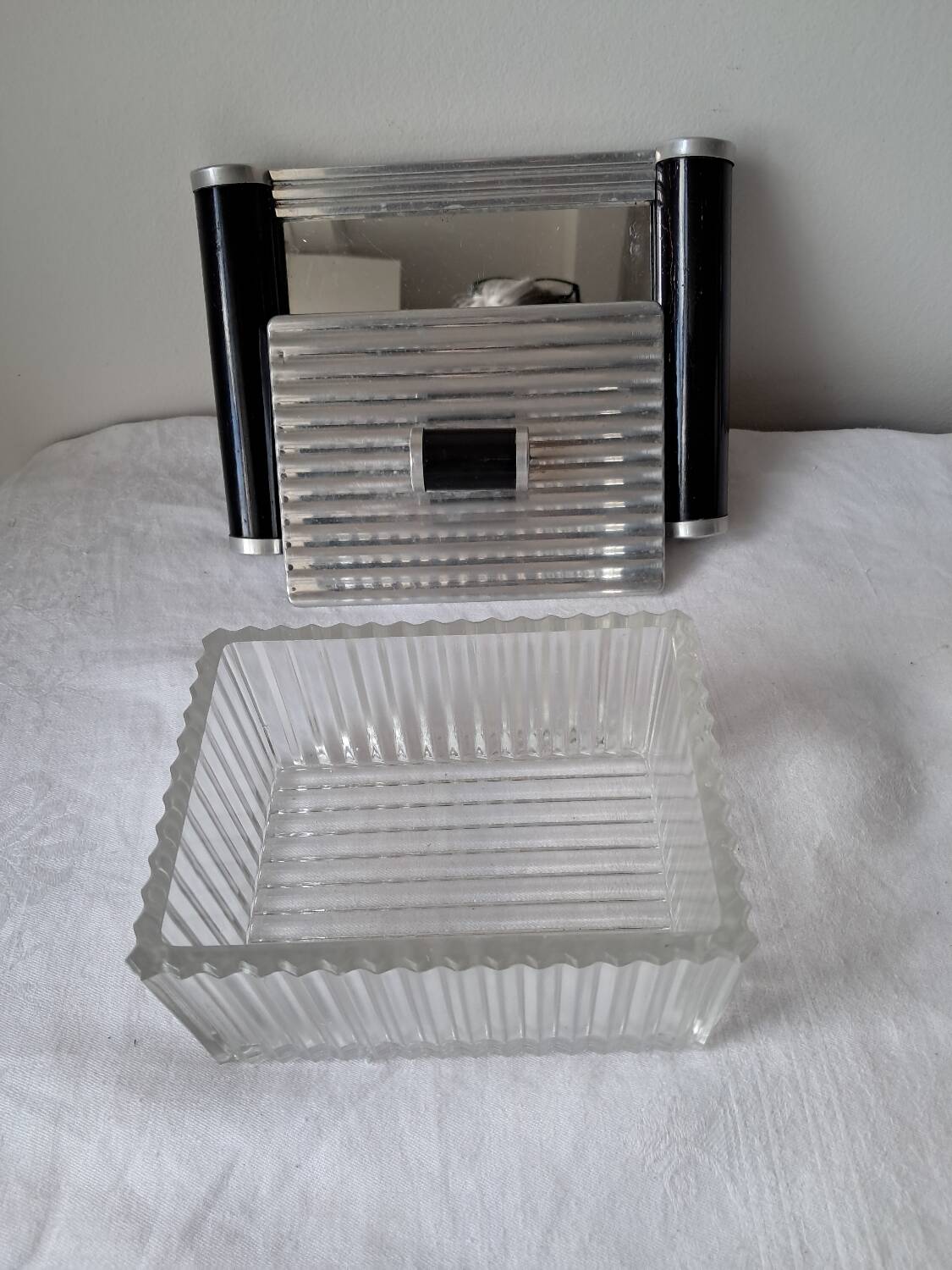 Biscuit tin on its mirrored tray, 1920