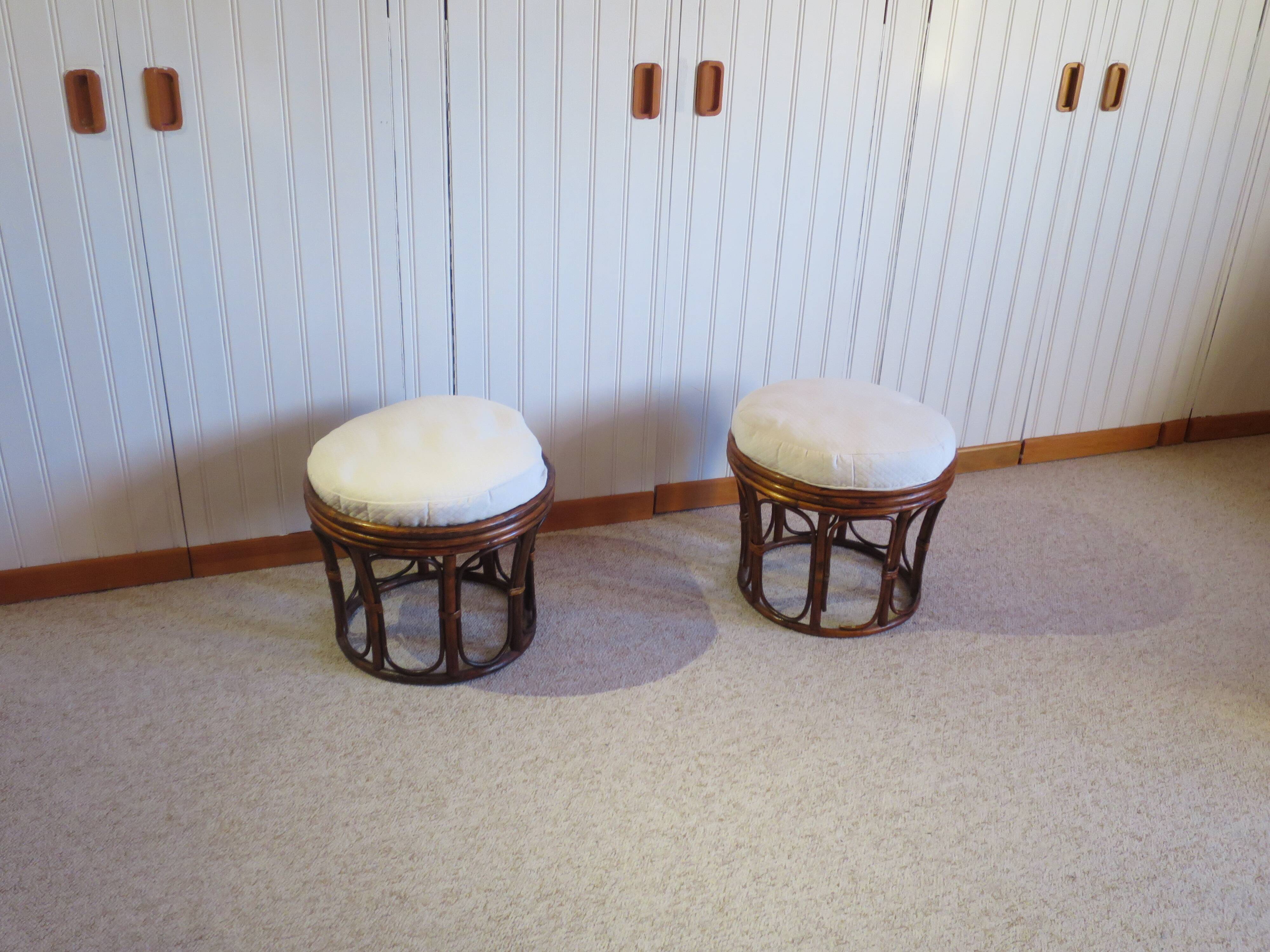 Pretty pair of 2 bamboo and rattan stools with cushions - 80s - Vintage - set of 2