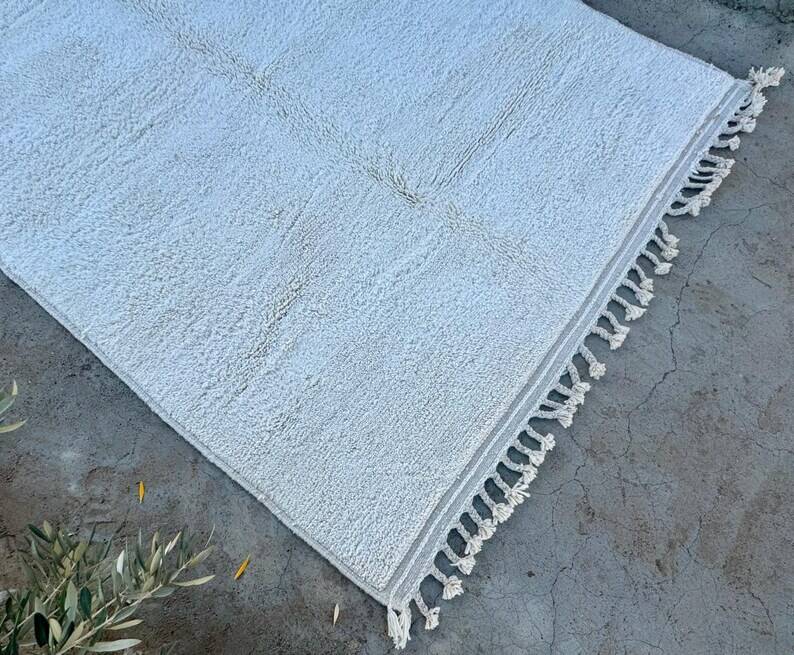 Simple white handmade rug 250cm x 150cm