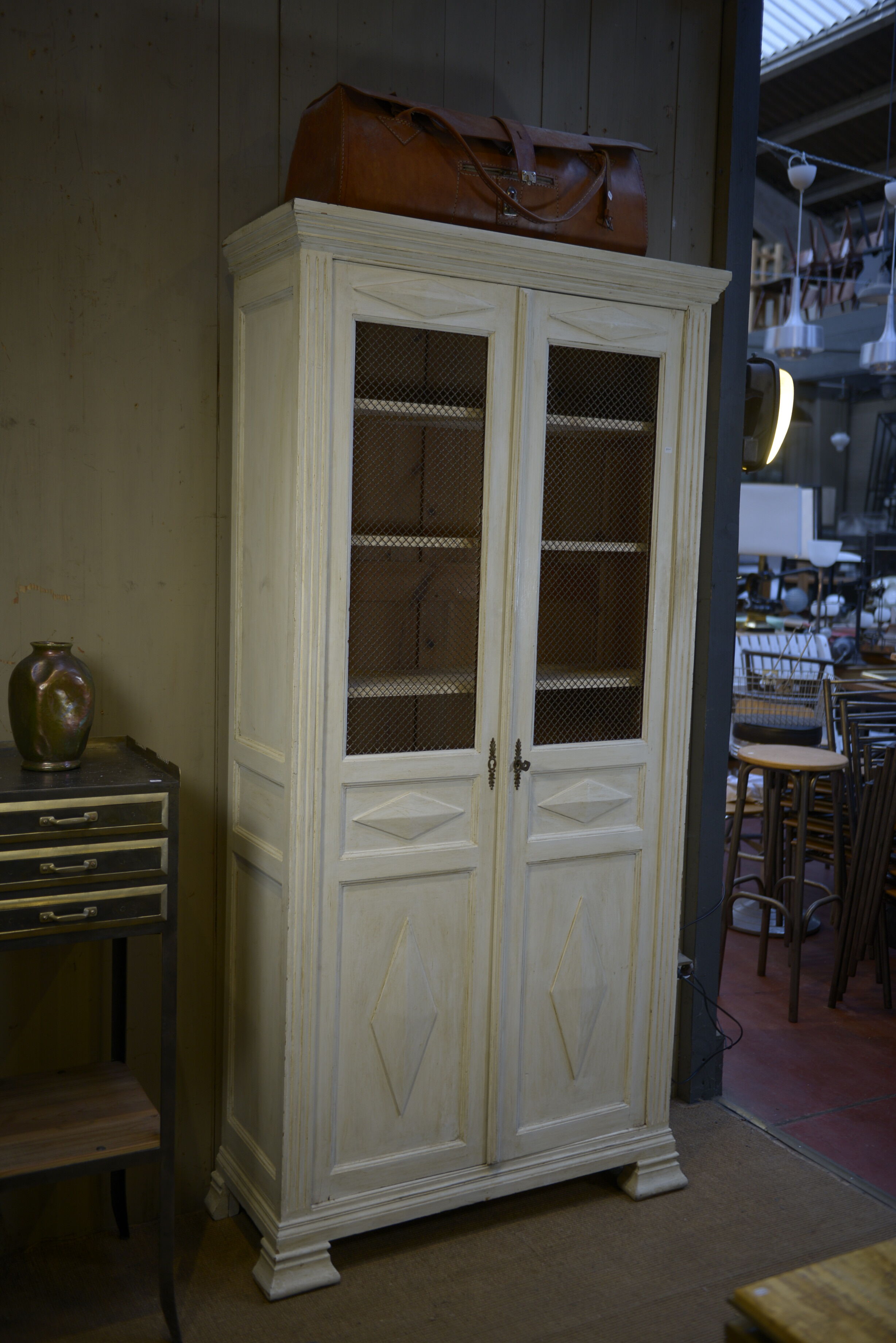 Showcase 2 doors mesh in fir 1930 patinated white