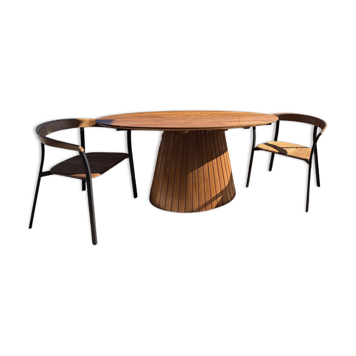 oval garden table with its 2 chairs