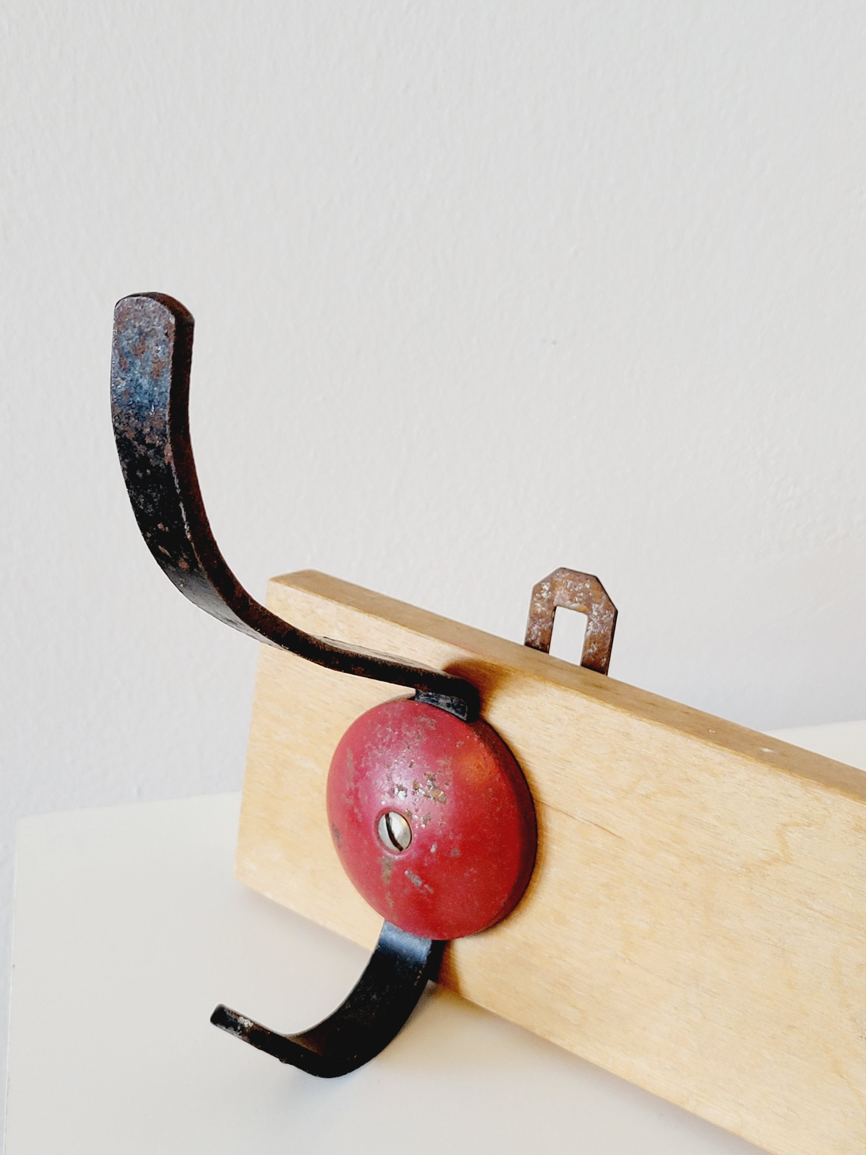 Industrial vintage coat rack 3 hooks in black and red metal