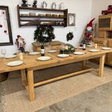 Extendable farmhouse table in solid oak