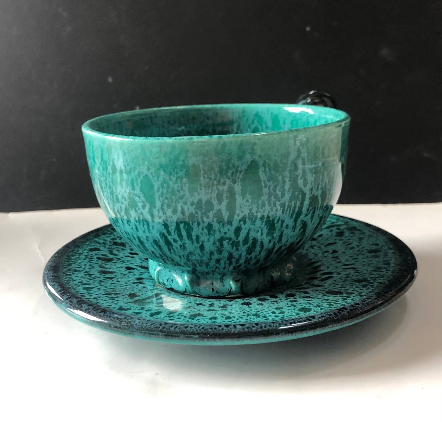 Tasse et soucoupe par Marius Giuge à Vallauris