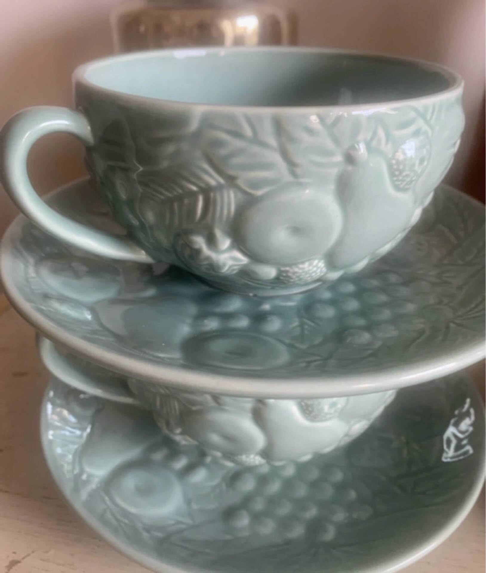 Set of 4 soup / consommé cups and saucers in ceramic.