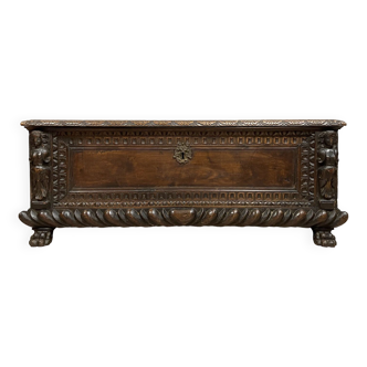 Tuscan Renaissance nobility chest in solid walnut dating from the late sixteenth century