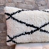 Housse de coussin en laine boho chez un coussin berbère Beni Ourain. Les housses de coussin boho