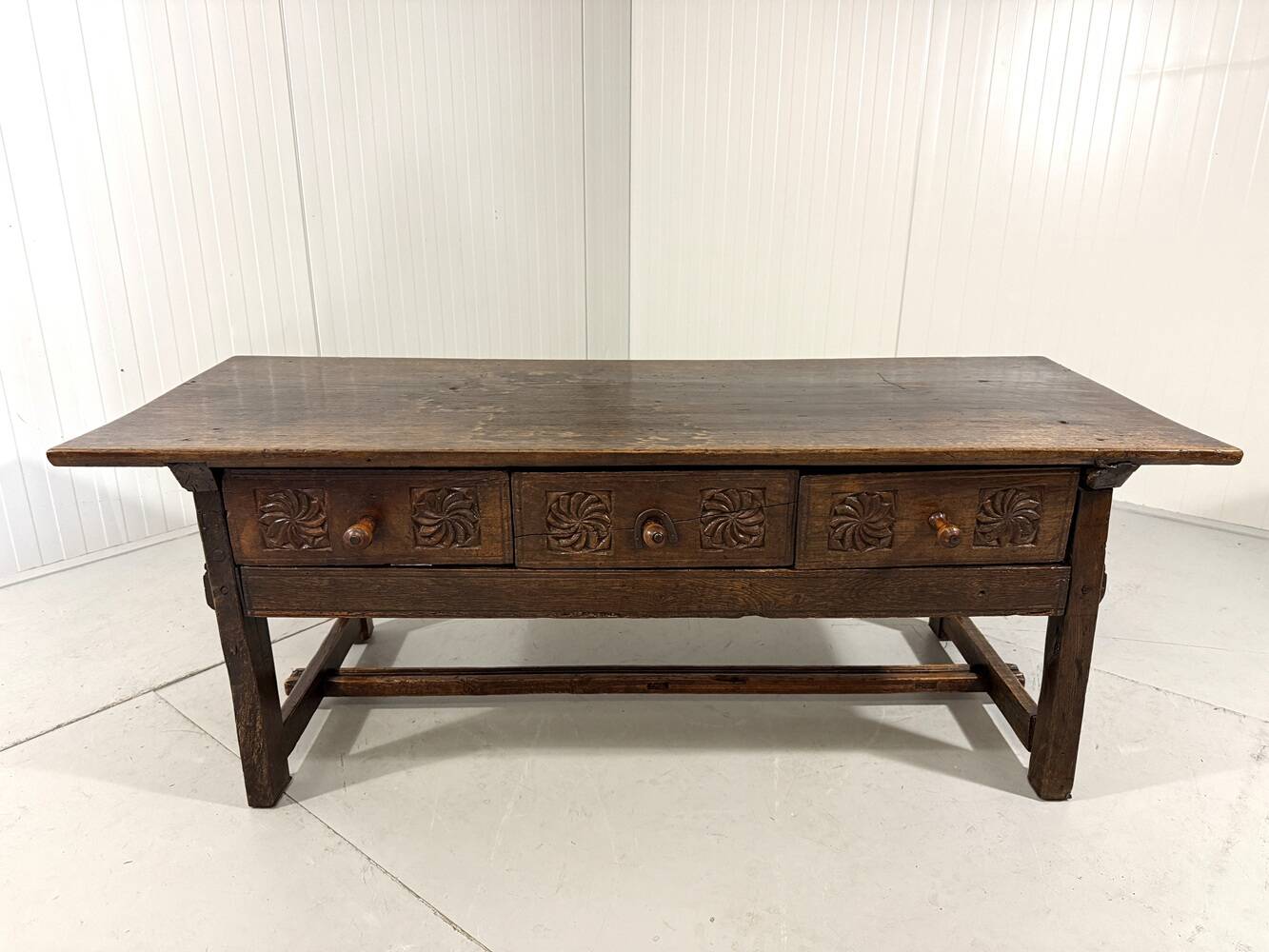 Table basse espagnole antique brutaliste