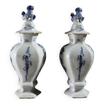 Pair of 18th-century Delft lidded vases – Pieter van den Briel, 't Fortuyn