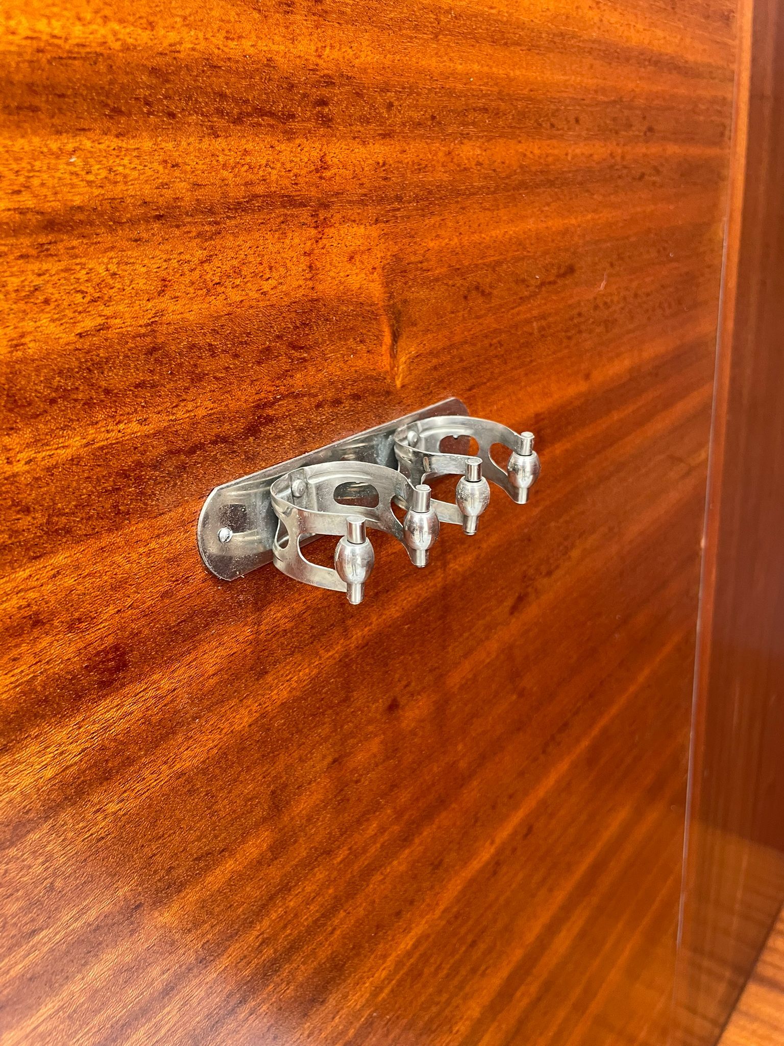 Armoire en placage de noyer restaurée d'influence Art Déco, années 1930