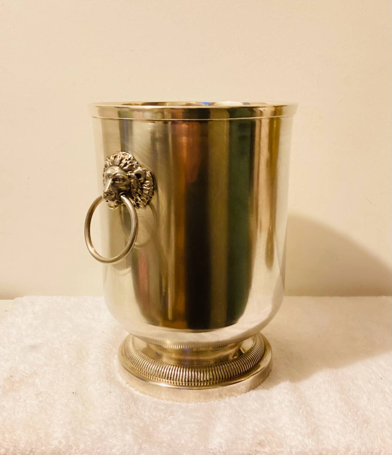 Silver-plated champagne bucket with lion heads from the 20th century, stamped.