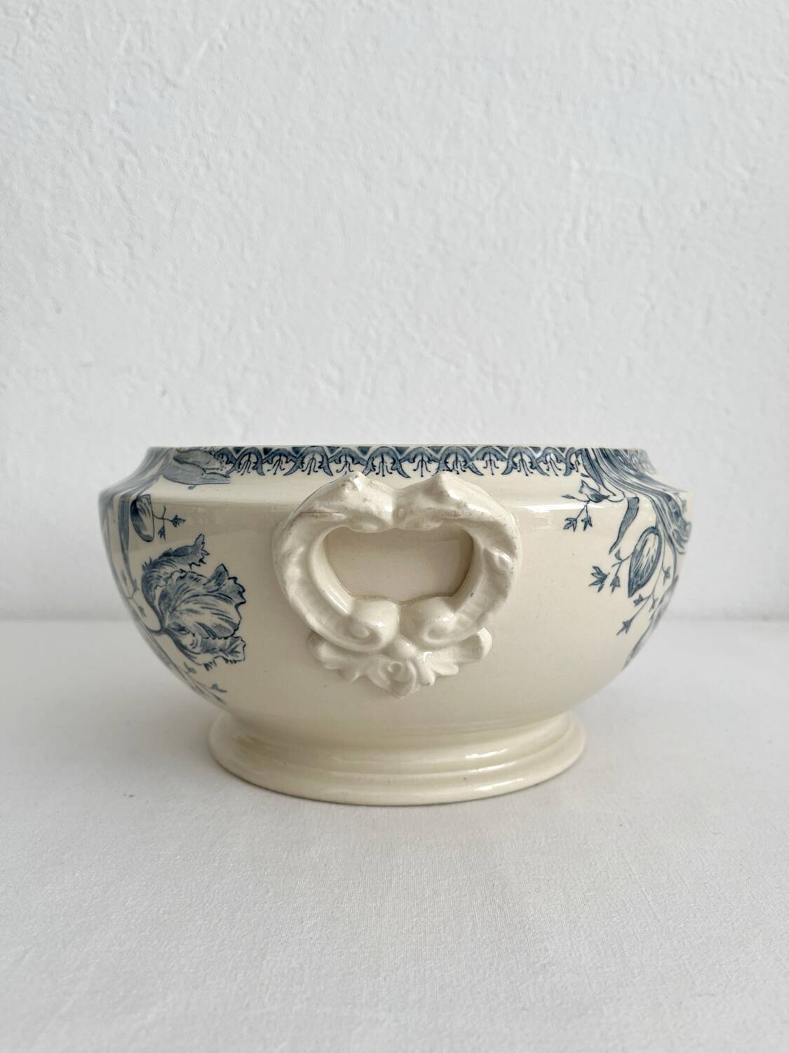Antique ironstone tureen “Tulips” Gien