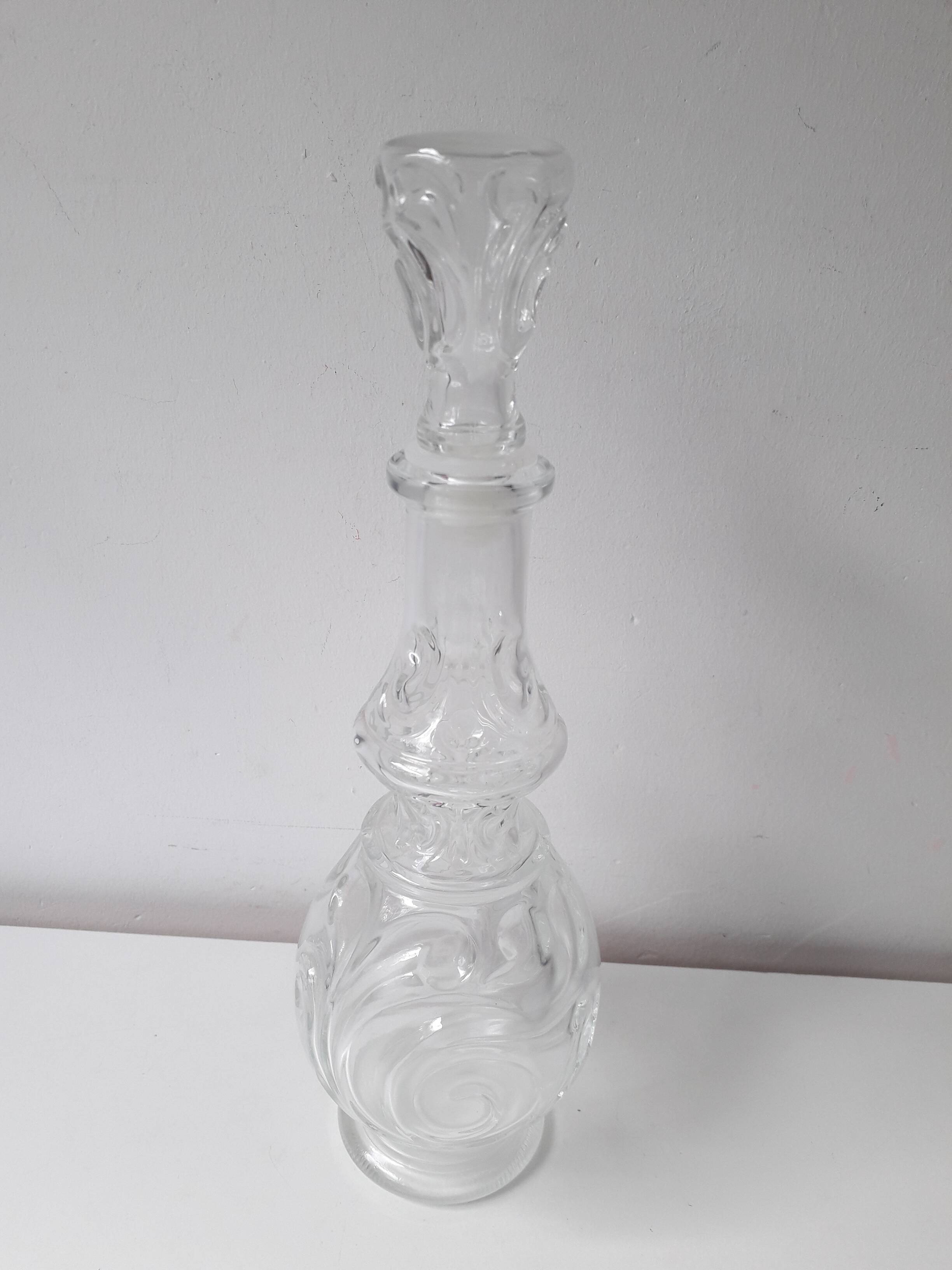 Ancienne carafe en verre structuré moulé + bouchon (année 60)