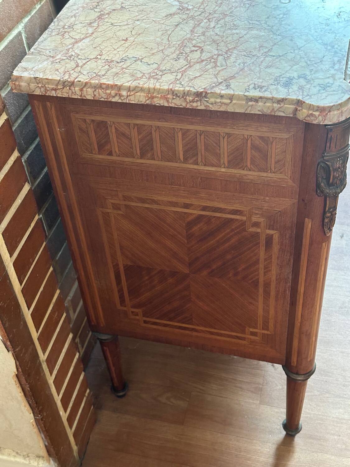 Louis XVI style chest of drawers, spinning top legs - transition style marquetry