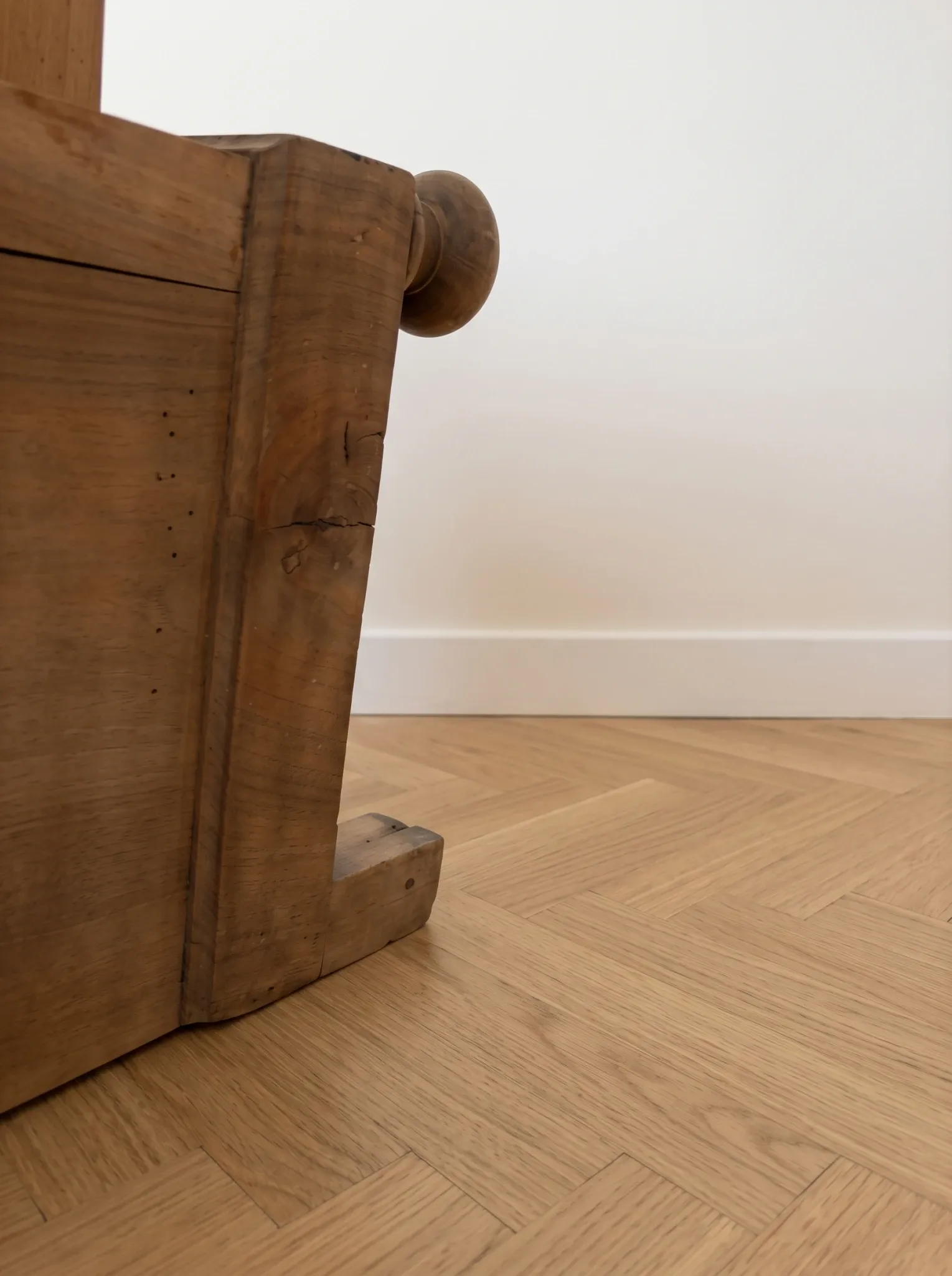 Table de chevet ancienne en bois massif et plateau marbre