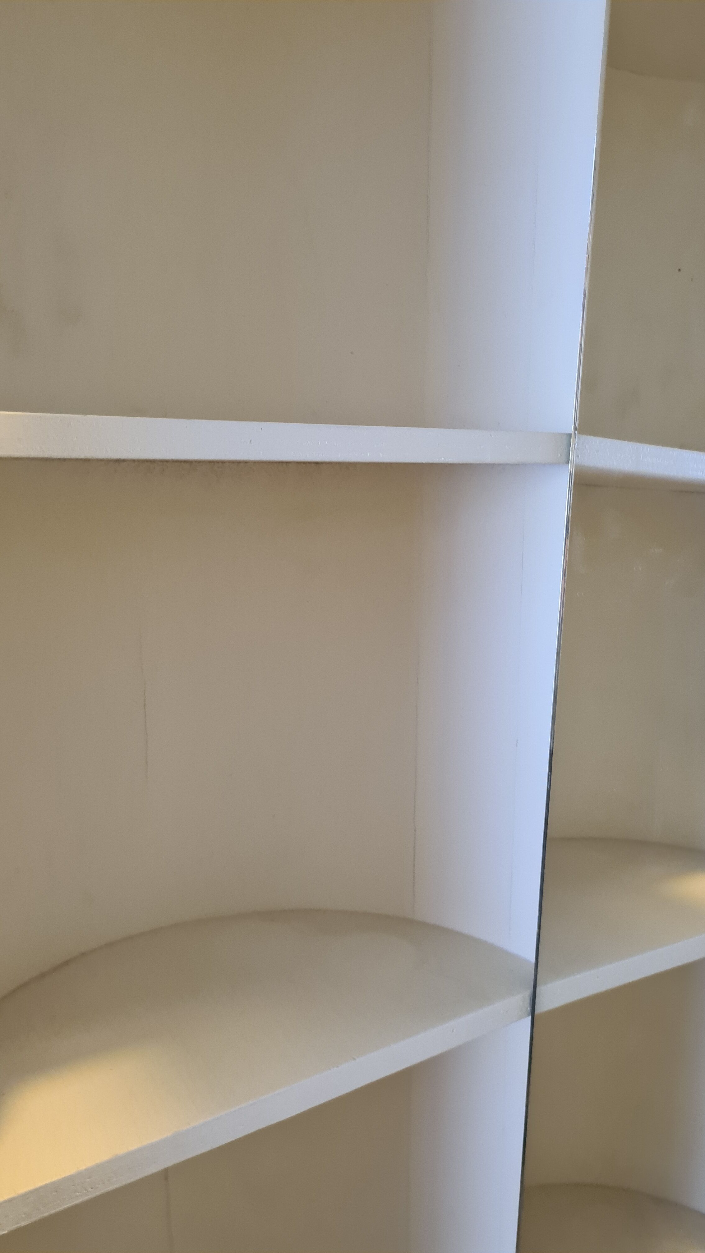 Armoire de jeune fille