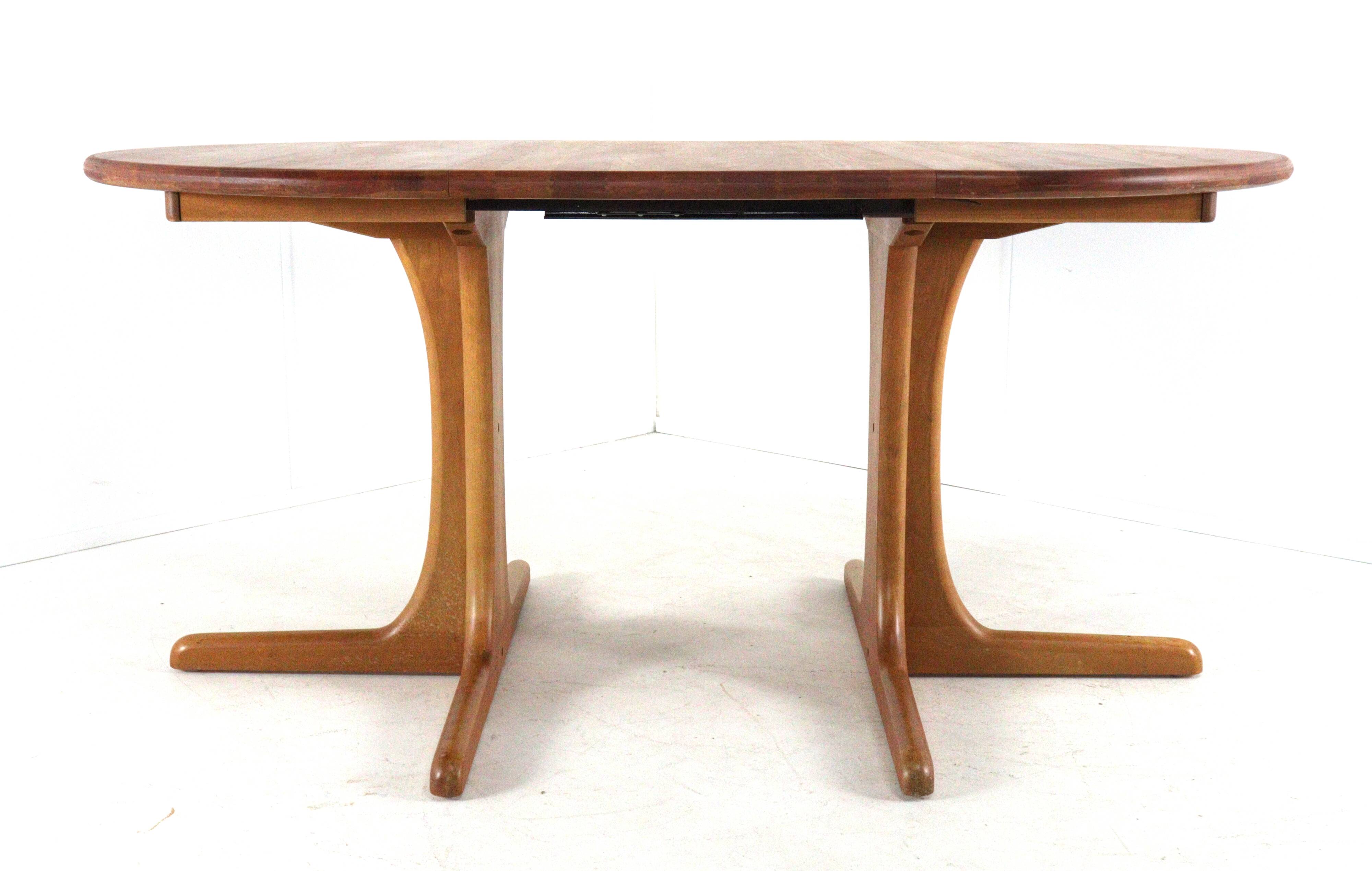 Round 2x Extendable Dining Table "Tjórn" - danish design in teak