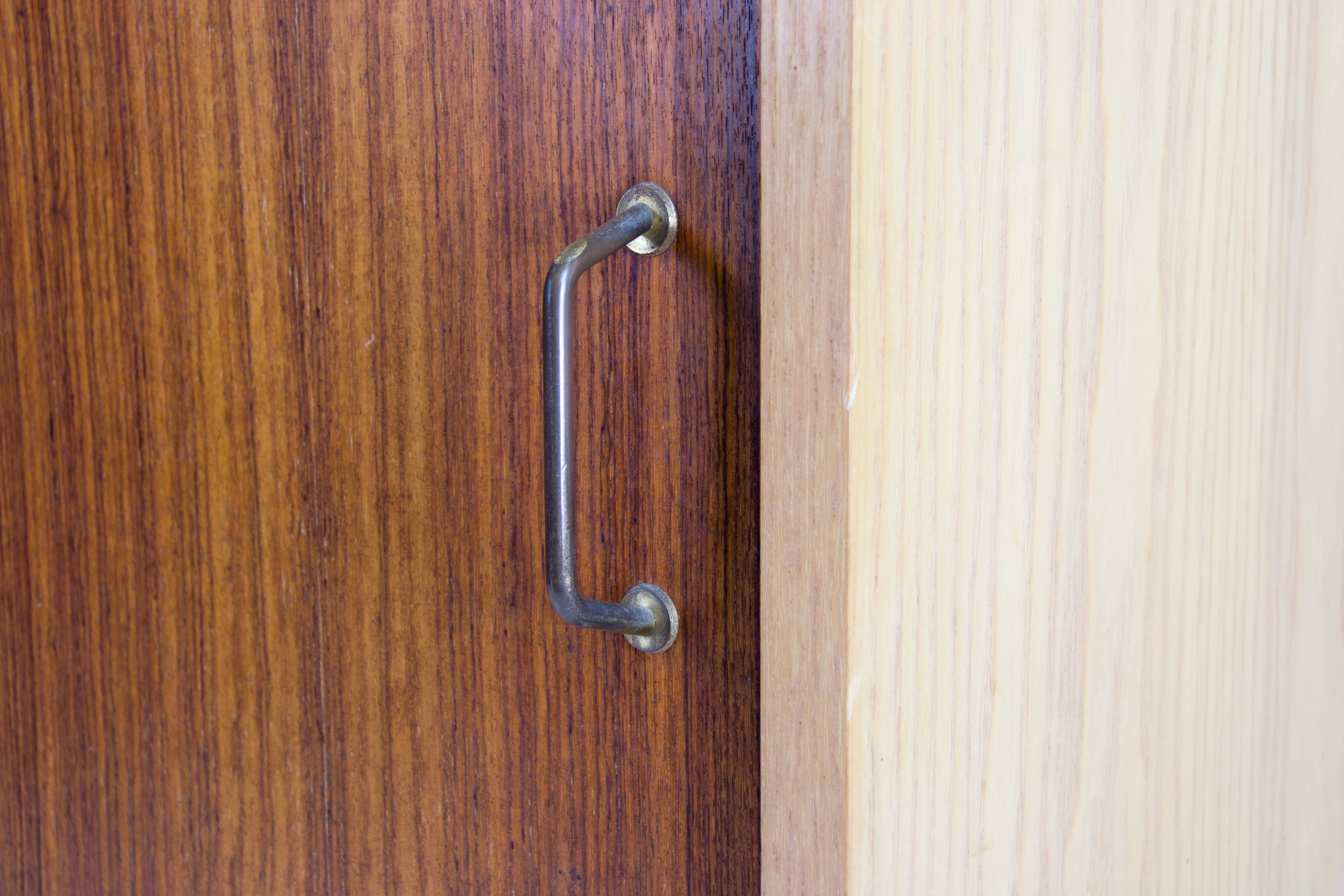 Wardrobe with sliding doors by Deutsche Werkstätten München