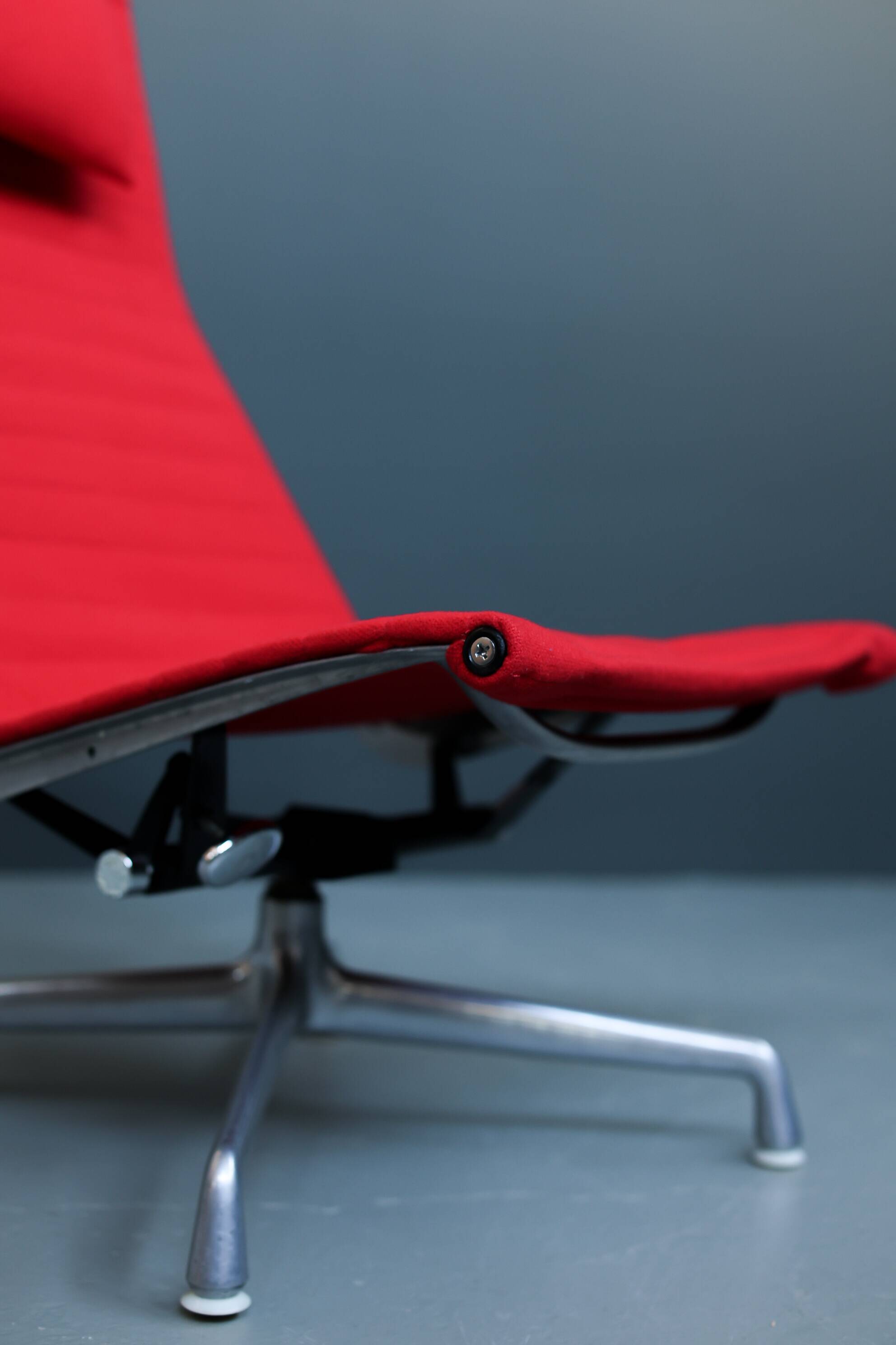 Aluminum Lounge Chair EA125 by Charles & Ray Eames for HERMAN MILLER