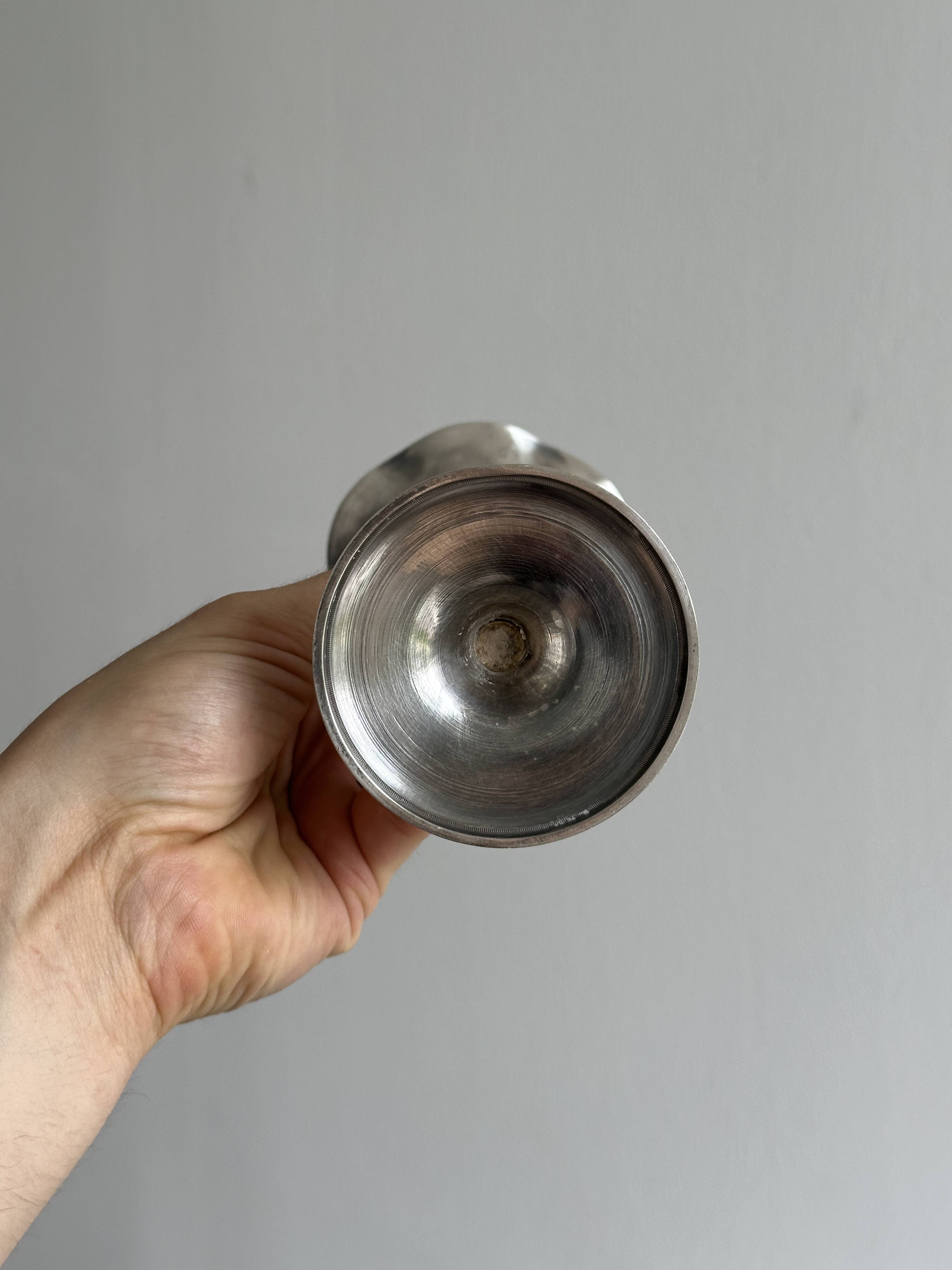vase soliflore en métal argenté patiné