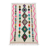 Tapis berbère marocain écru à losanges multicolores et rose vif – 240 × 139