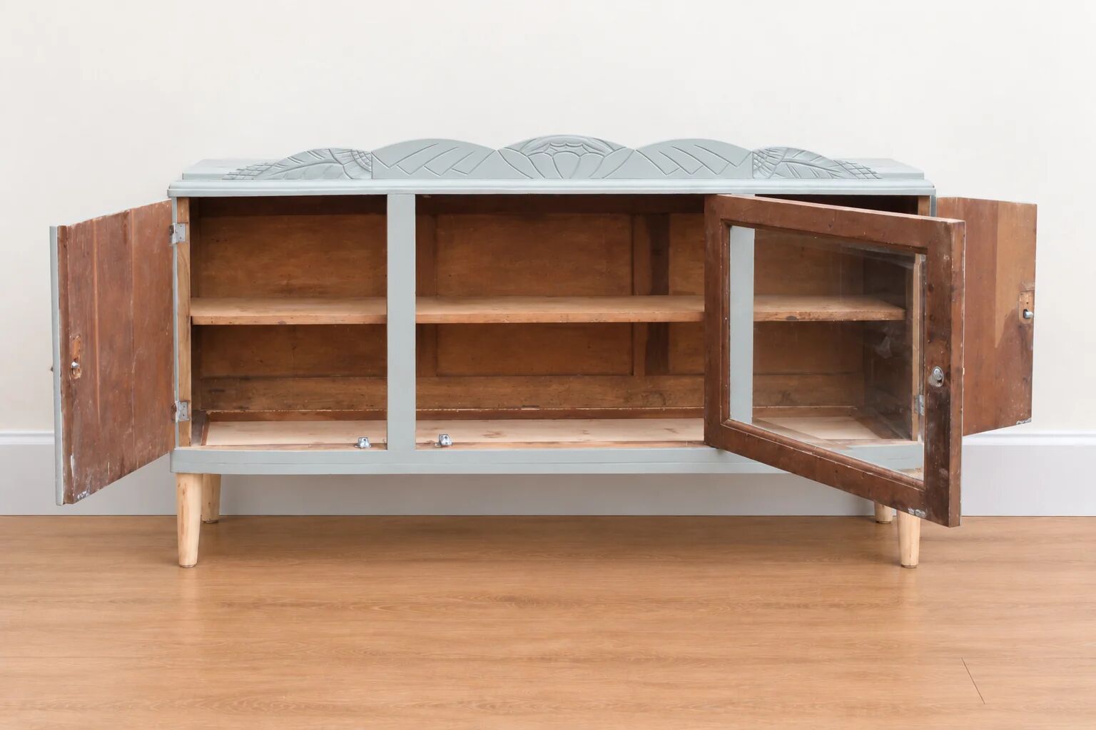 Art Deco sideboard renovated in blue-grey – Bevelled glass and wooden legs – 132.5 cm