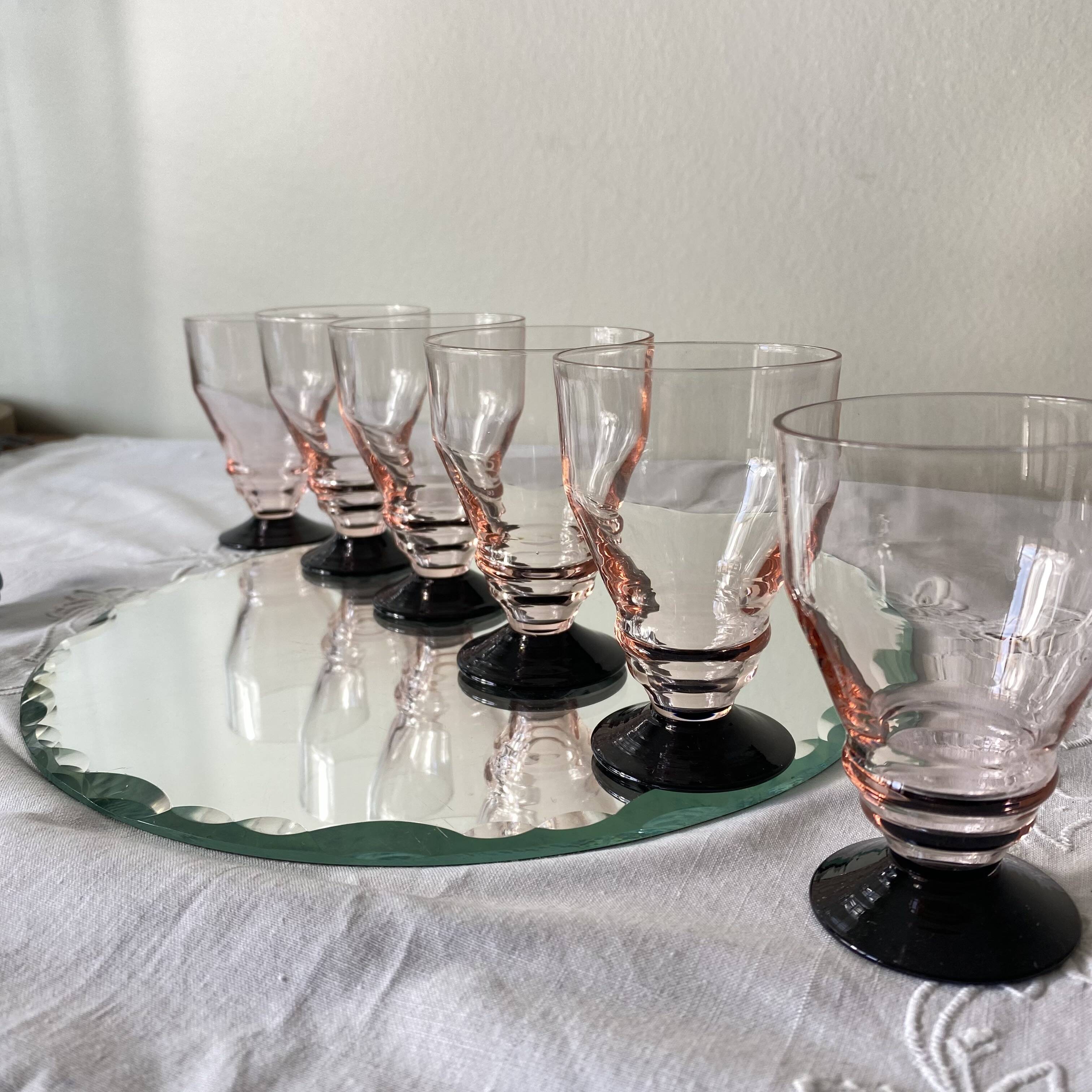 6 small Art Deco pink glasses with black stems, 7 cl.