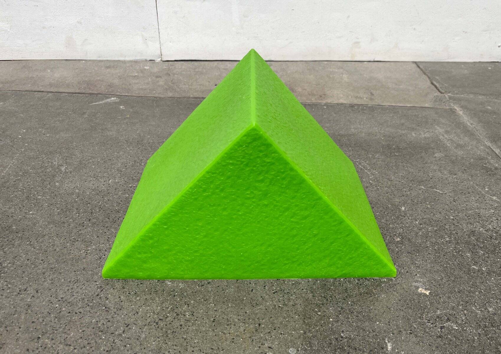 Lampe de sol ou de table en forme de prisme vert postmoderne de Heico, années 1980.
