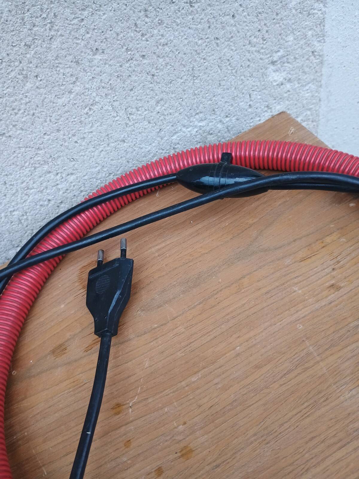 Red snake table lamp Hebi ISAO Hosoe Valenti Luce Italy design 1980 Memphis