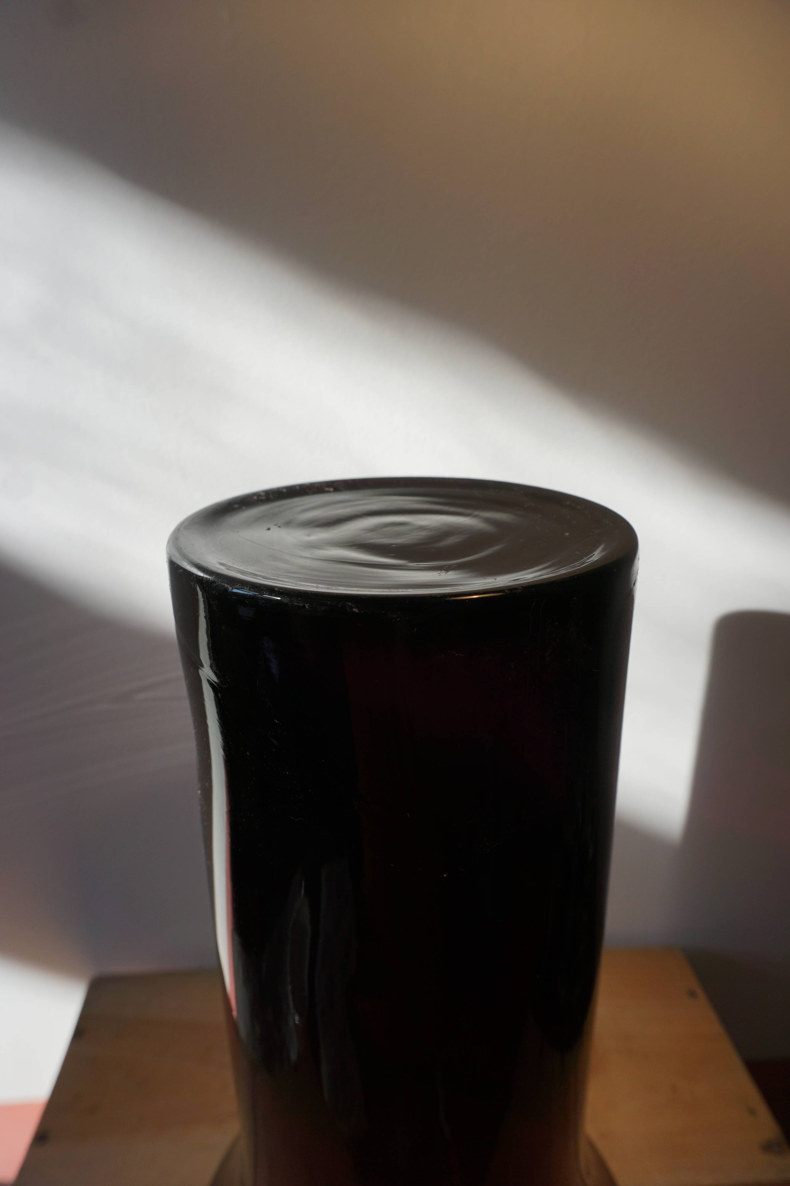 Vase violet en verre soufflé