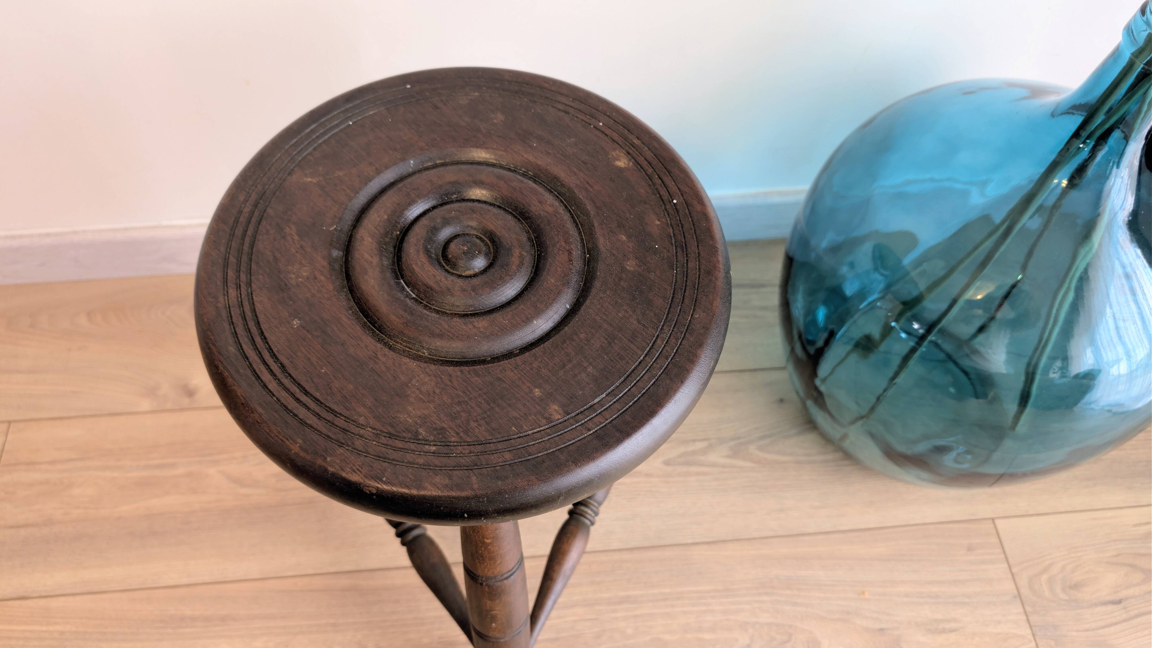 Tripod stool in turned wood, attributed to Charles Dudouyt, 20th century.