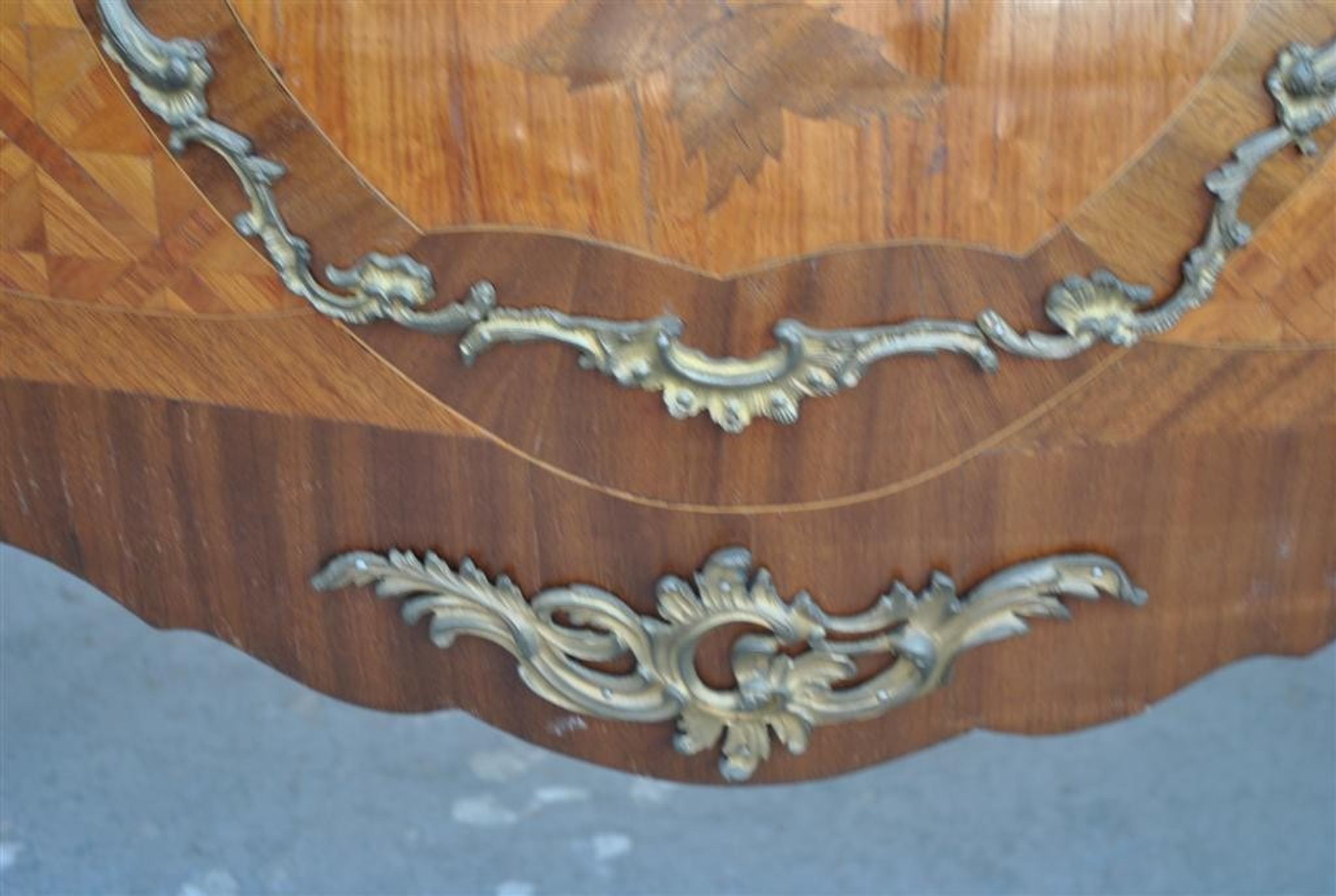 Commode de style Louis XV marbre brèche bronze doré XIXème
