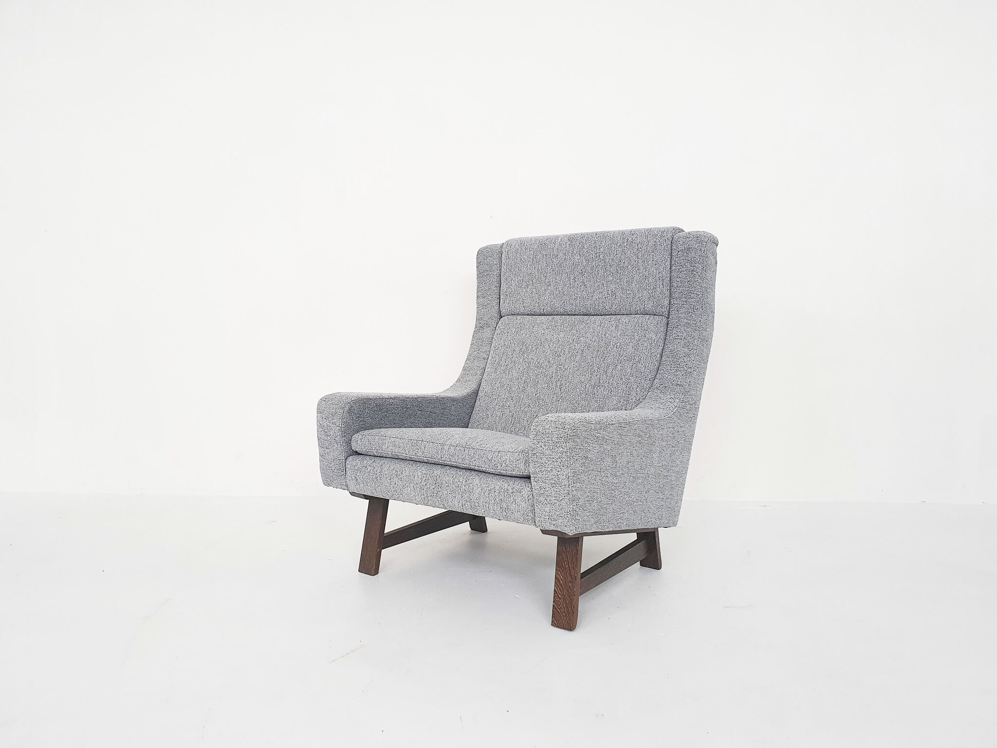 Set of two Dutch design lounge chairs with wenge feet