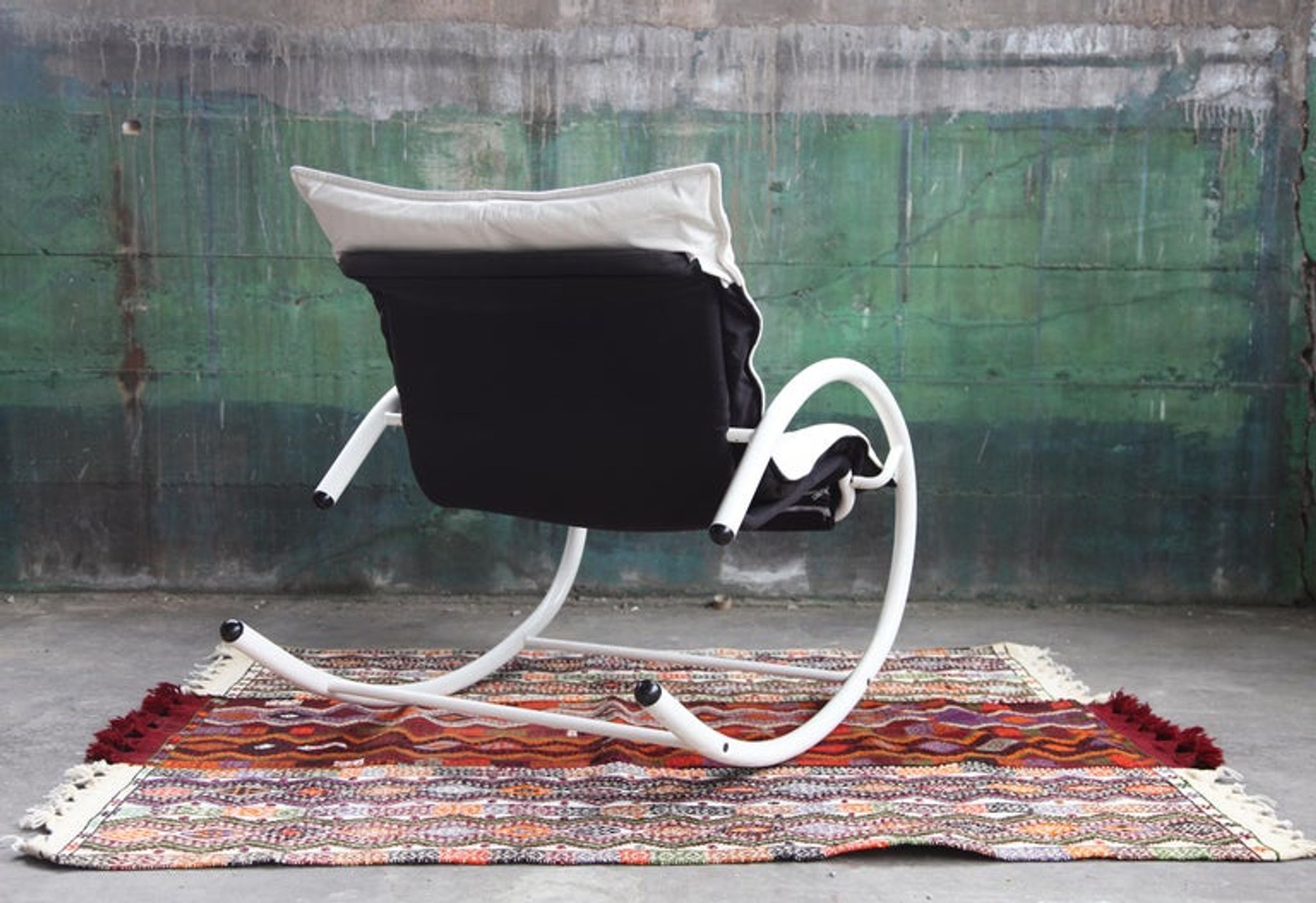 Rocking chair Memphis Ellipse leather Les Amisco with its cushion