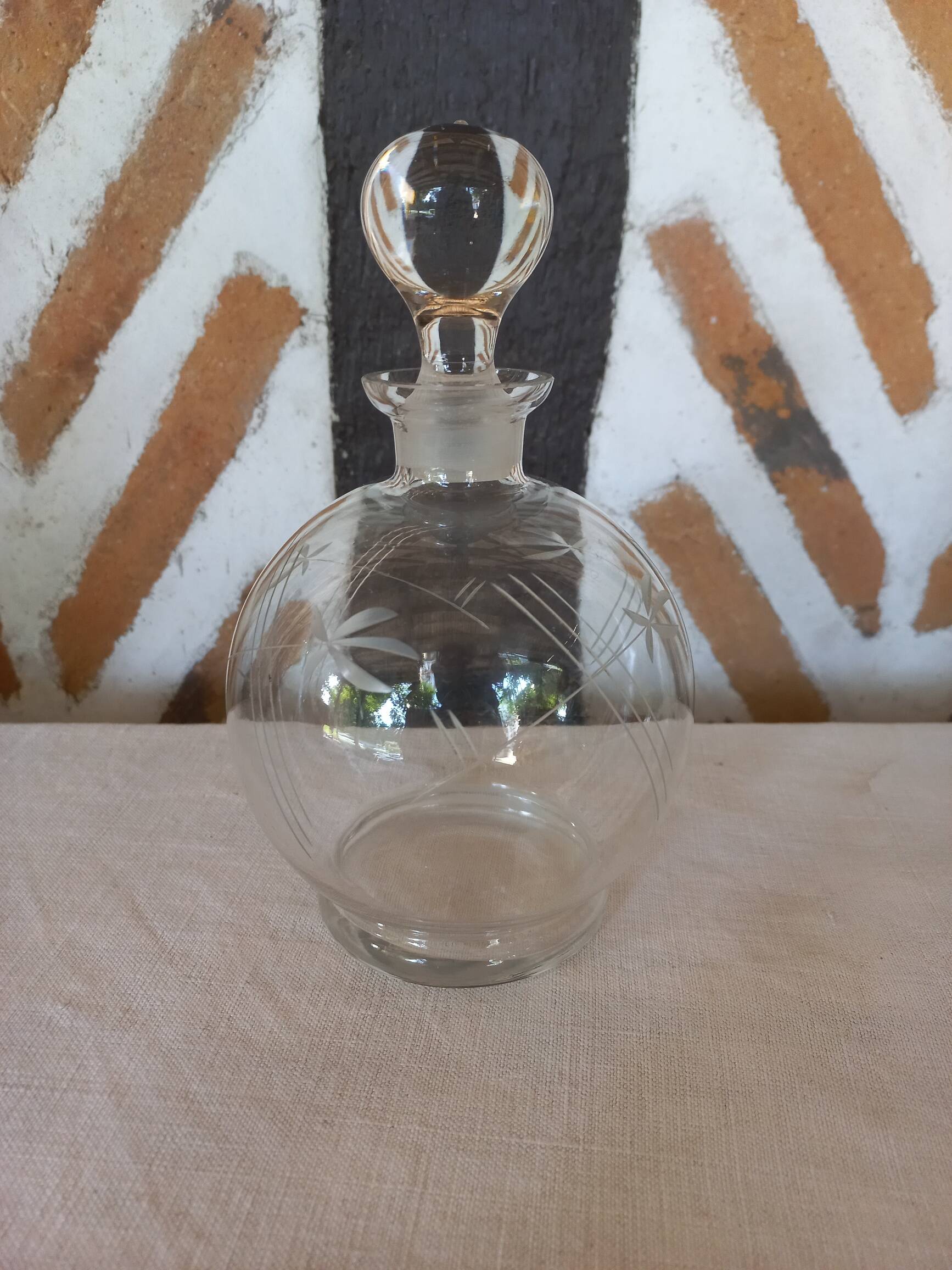 Round carafe in chiseled glass