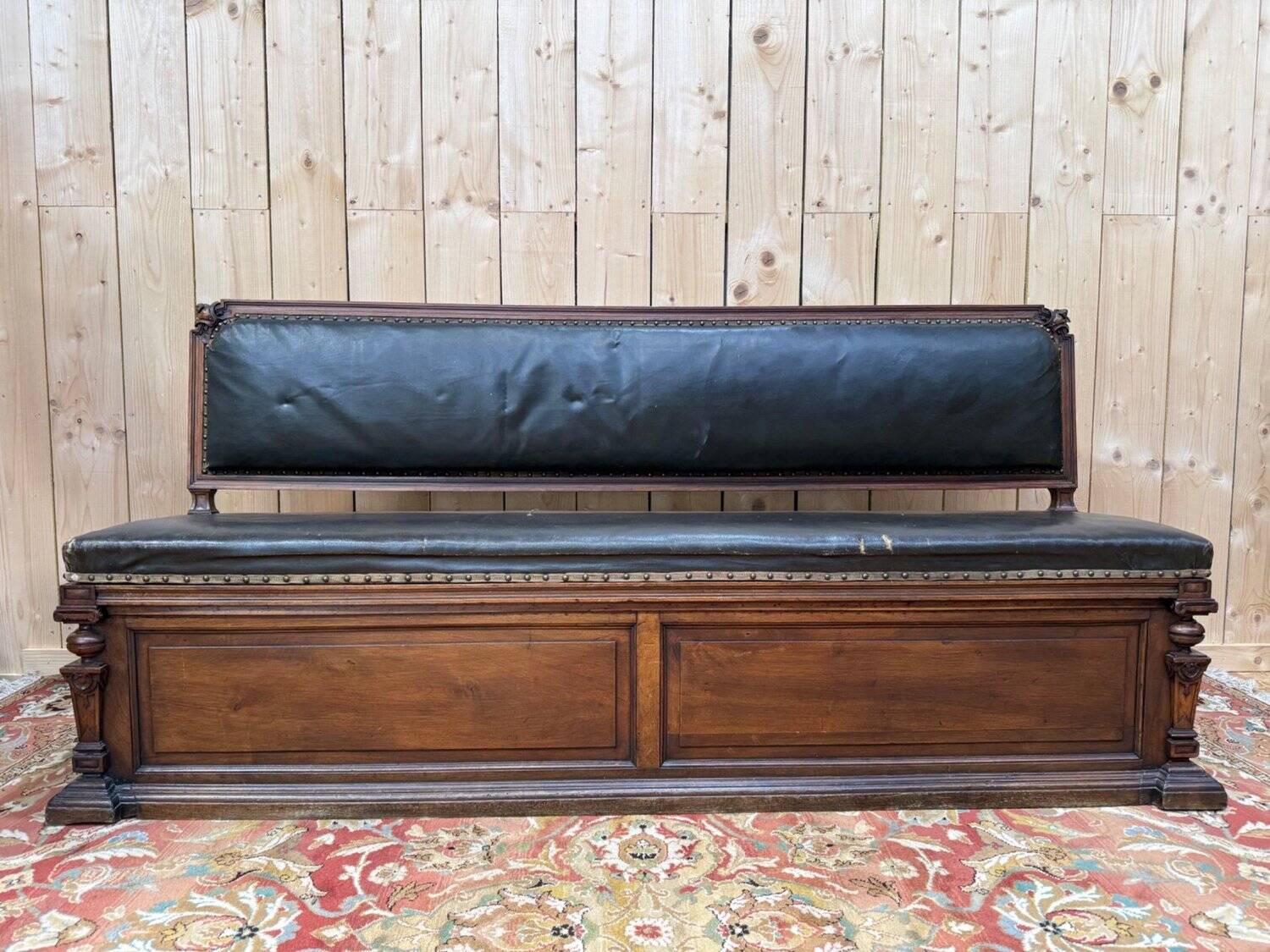 Bank safe – Napoleon III style – Carved solid walnut – Leather upholstery