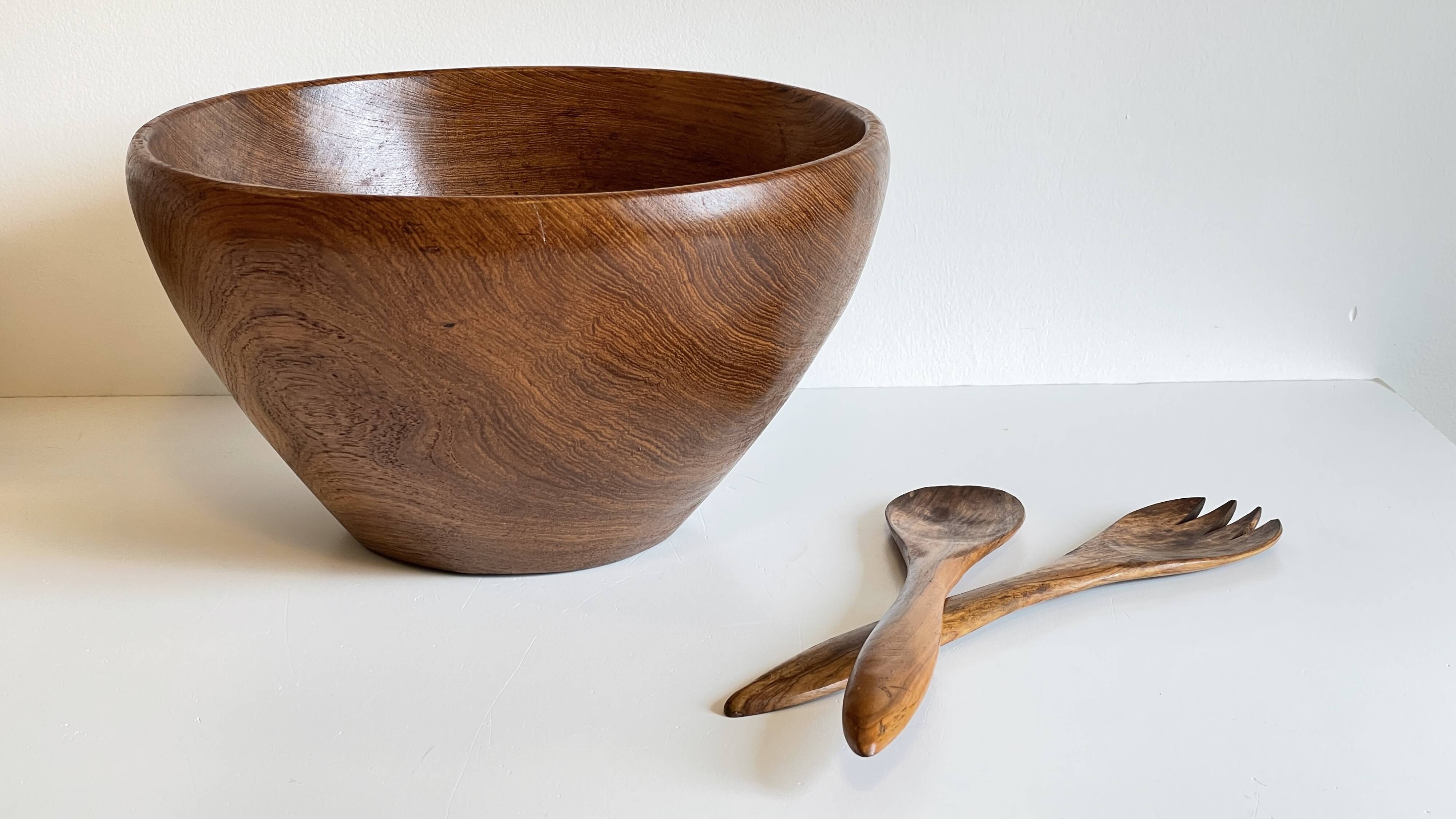 Scandinavian salad bowl in solid teak and cutlery