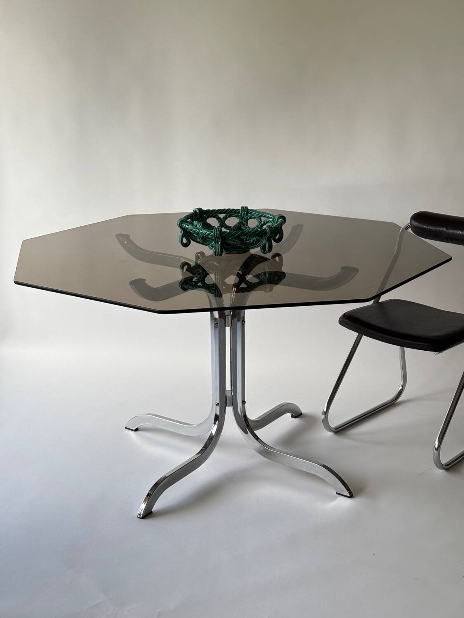Table à manger en verre fumé et métal chromé 1970