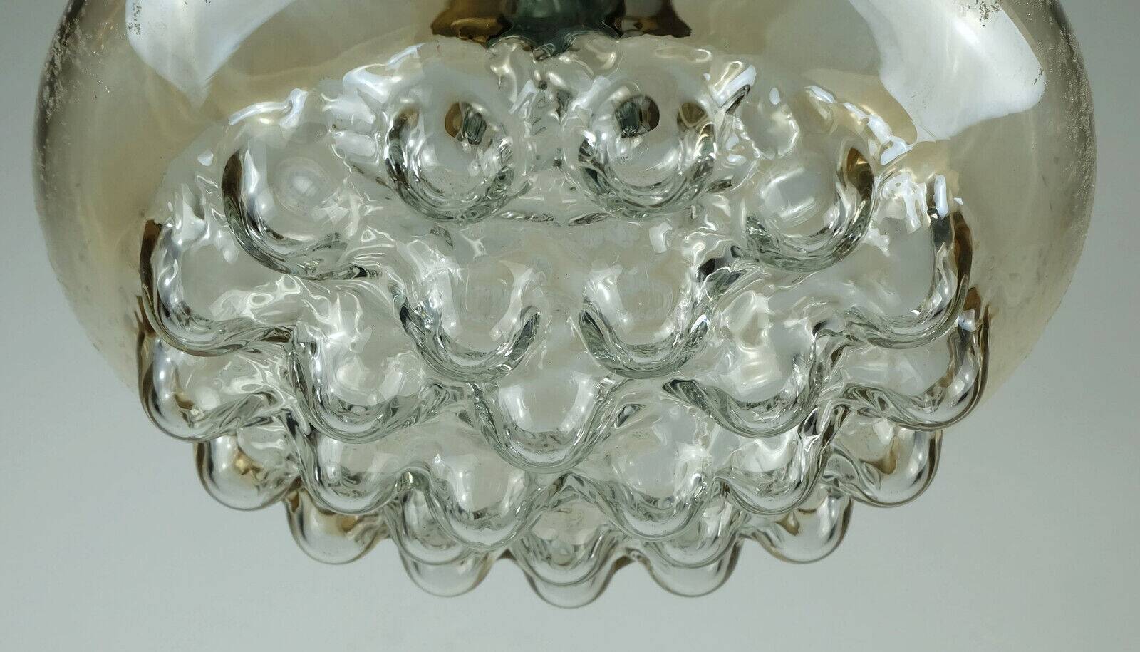 Suspension milieu du siècle en verre ambré bulle et laiton années 1960