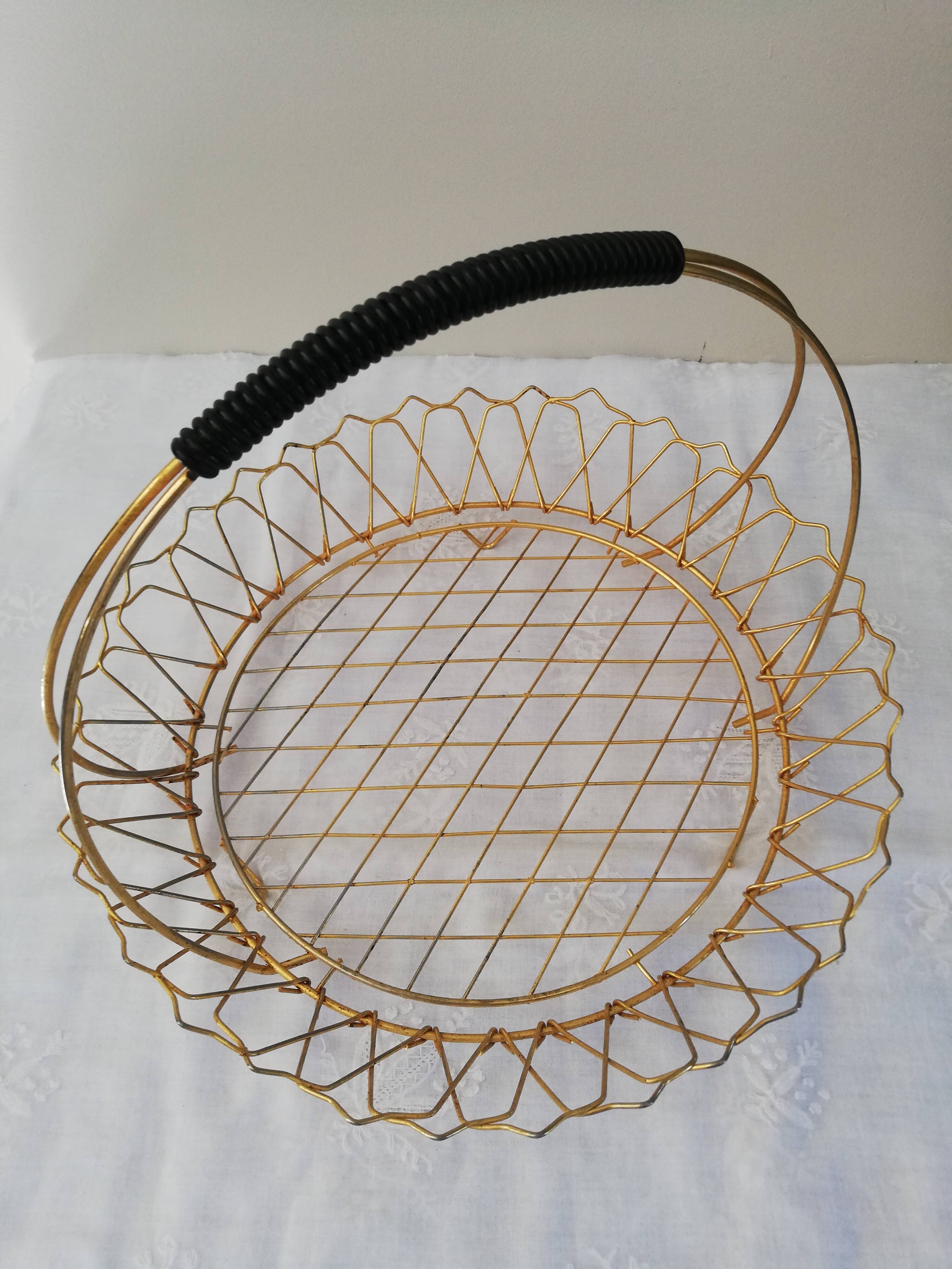 Lot 2 brass baskets and scoubidou 60s