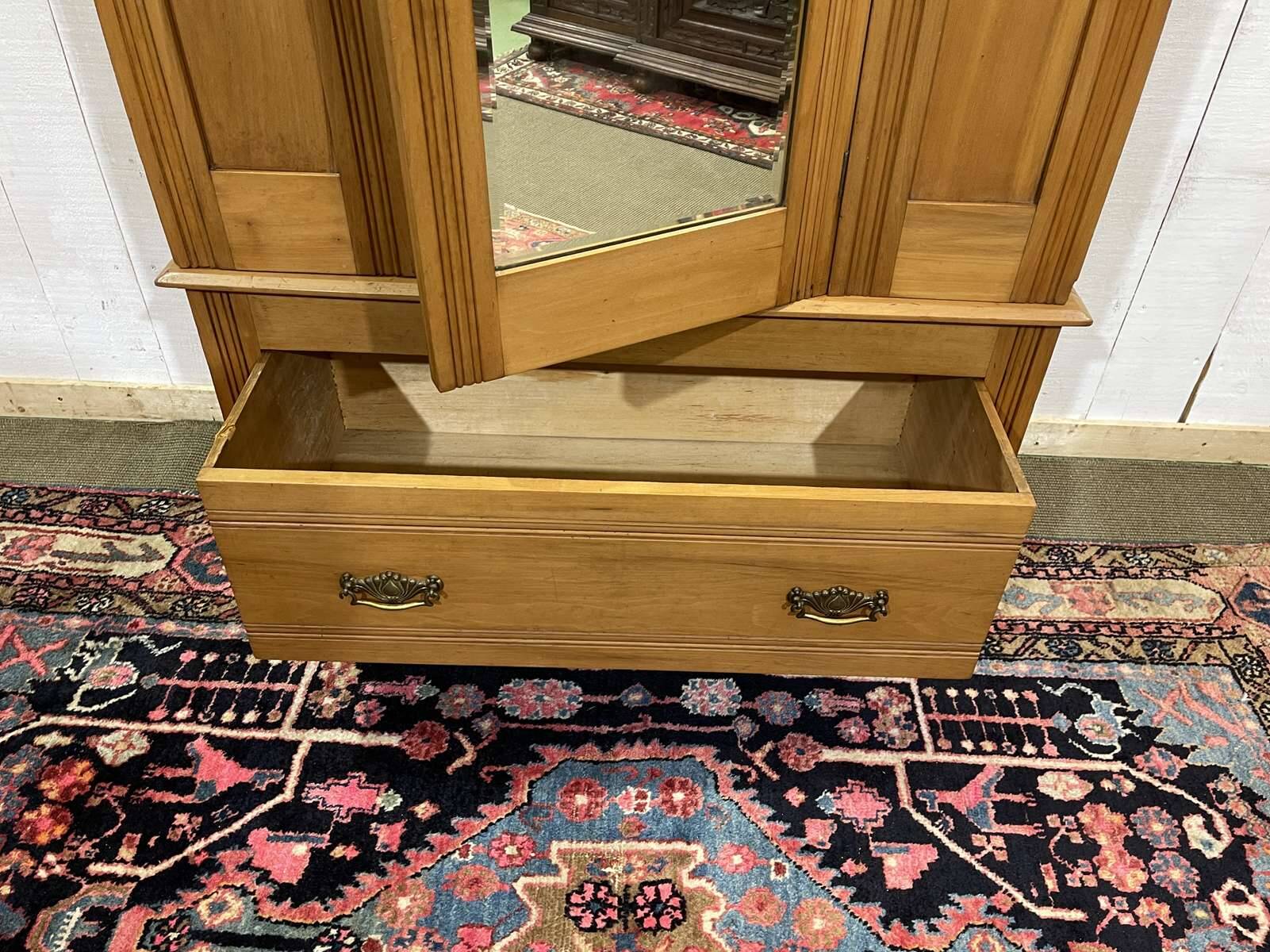 English wardrobe in walnut from the early 20th century.