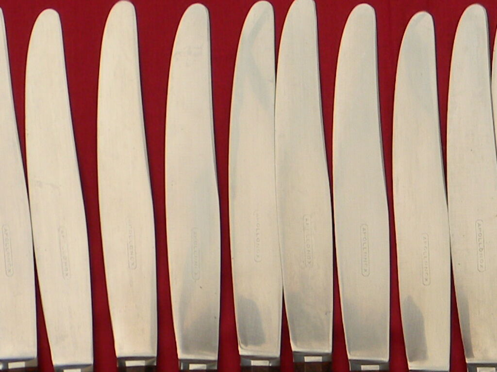 Lot de 12 couteaux Apollonox lame inox manche bakélite.
