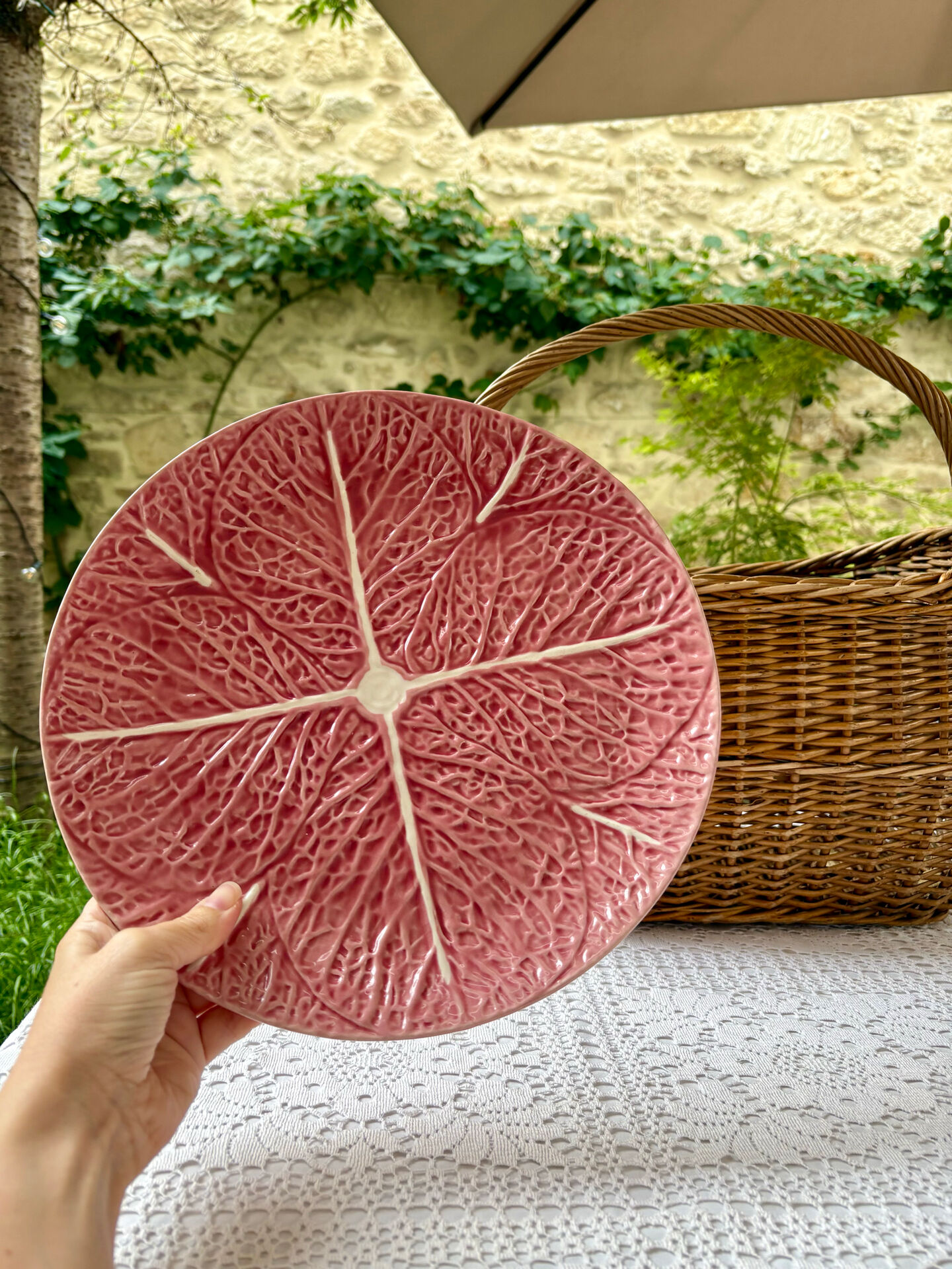 Round plate pink cabbage earthenware